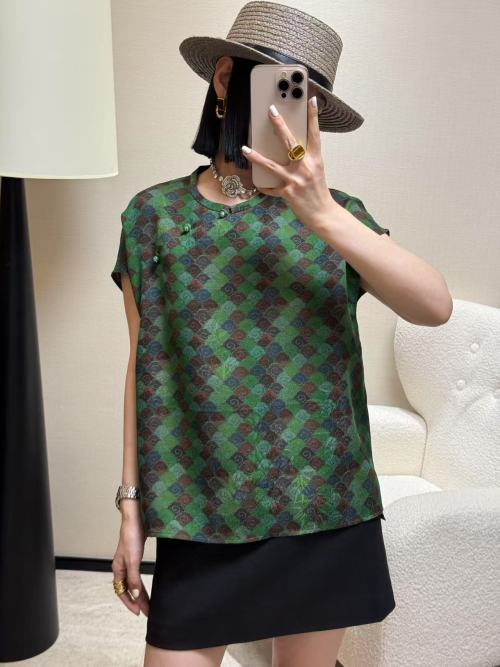 Elegant 100% Silk Cheongsam Top - Lightweight, Breathable, and Stylish 1 Elegant 100% Silk Cheongsam Top - Lightweight, Breathable, and Stylish