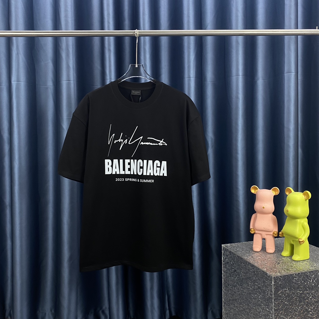 تي شيرت Balenciaga أسود بتصميم عصري 2024، متوفر بجميع المقاسات للجنسين