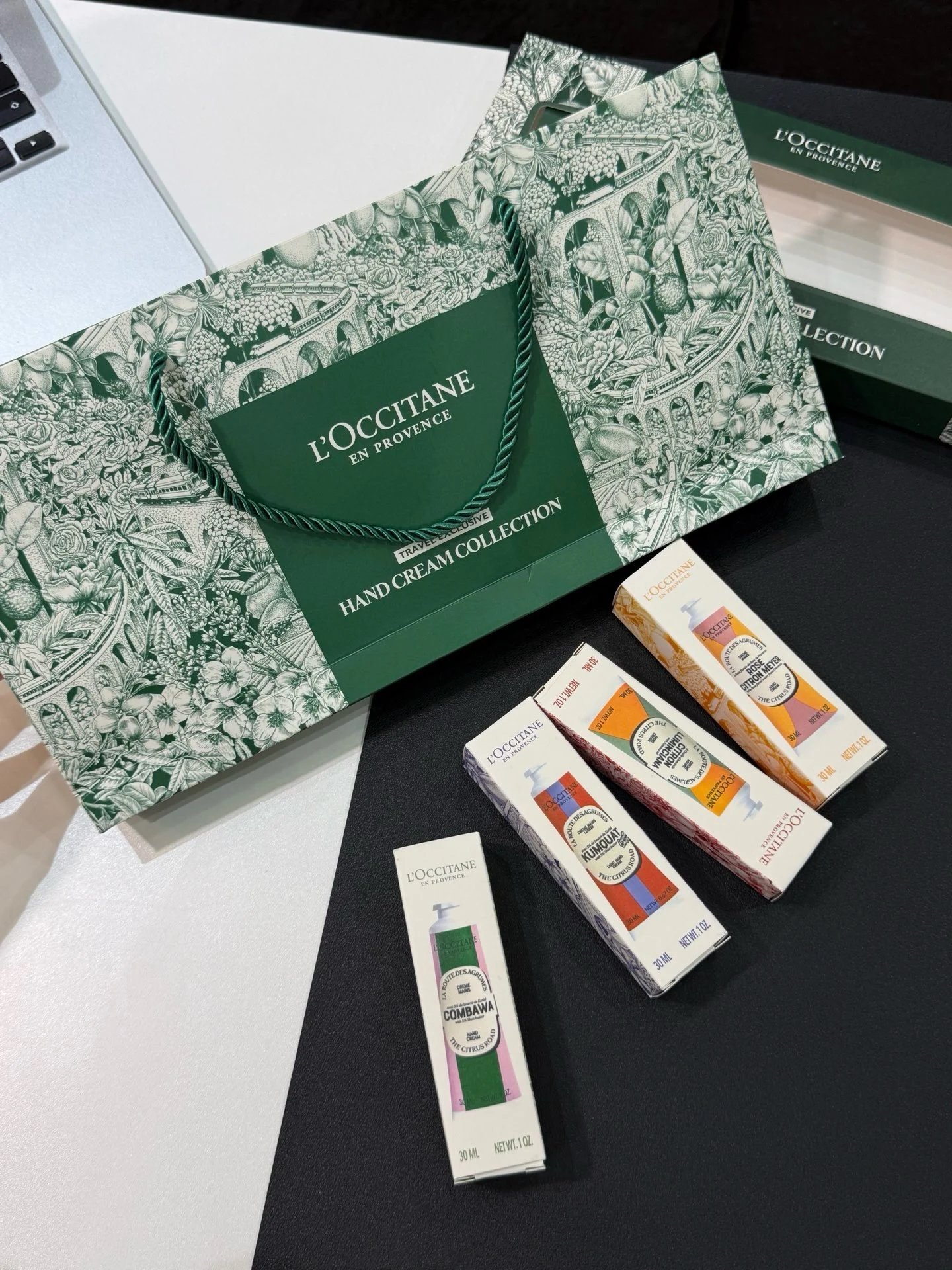 NO:939043,A complete set of gift boxes. Gift giving is very ritualistic. Note that the inner box of each flavor is also different. Full of details!, Chaopin Department Store Hand Cream19860909全套礼盒 送礼超有仪式感 注意啦 每一个味道的内盒也都是不同的 细节拉满!,潮品百货护手霜,accessory