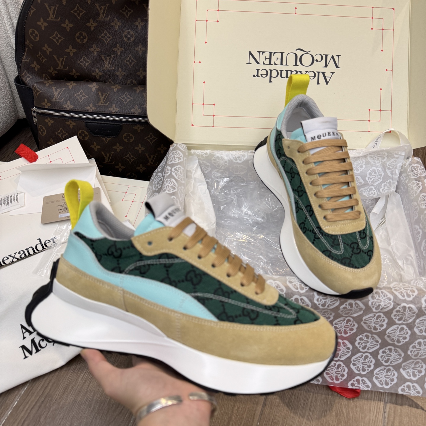 NO:957329,The new color is synchronized with the official website of ALEXANDE MCQUEEN/Alexander McQueen's 2026 spring and summer men's Sprint sports couple model. The side of the shoe is decorated with fashionable personalized letters seal Logo. Full leather craftsmanship. High version oil edge. Sheepskin lining. Cowhide foot pads, no delamination and no fading. The latest exquisite complete package. Also comes with a pair of shoelaces. Women 35-40 men 39-45, casual shoes/sports shoes, alexander  mcqueen,sneakers,cowhide,sheepskin19860909新色官网同步ALEXANDE MCQUEEN/亚历山大麦昆家2026春夏男Sprint运动情侣款 鞋侧面饰有时尚个性字母seal Logo标志 全皮工艺 高版本油边 内里羊皮 牛皮垫脚,不脱层不褪色,最新精美全套包装 另配有一幅鞋带 女35-40男39-45,休闲鞋/运动鞋,alexander mcqueen,sneakers,cowhide,sheepskin,Women's Shoes