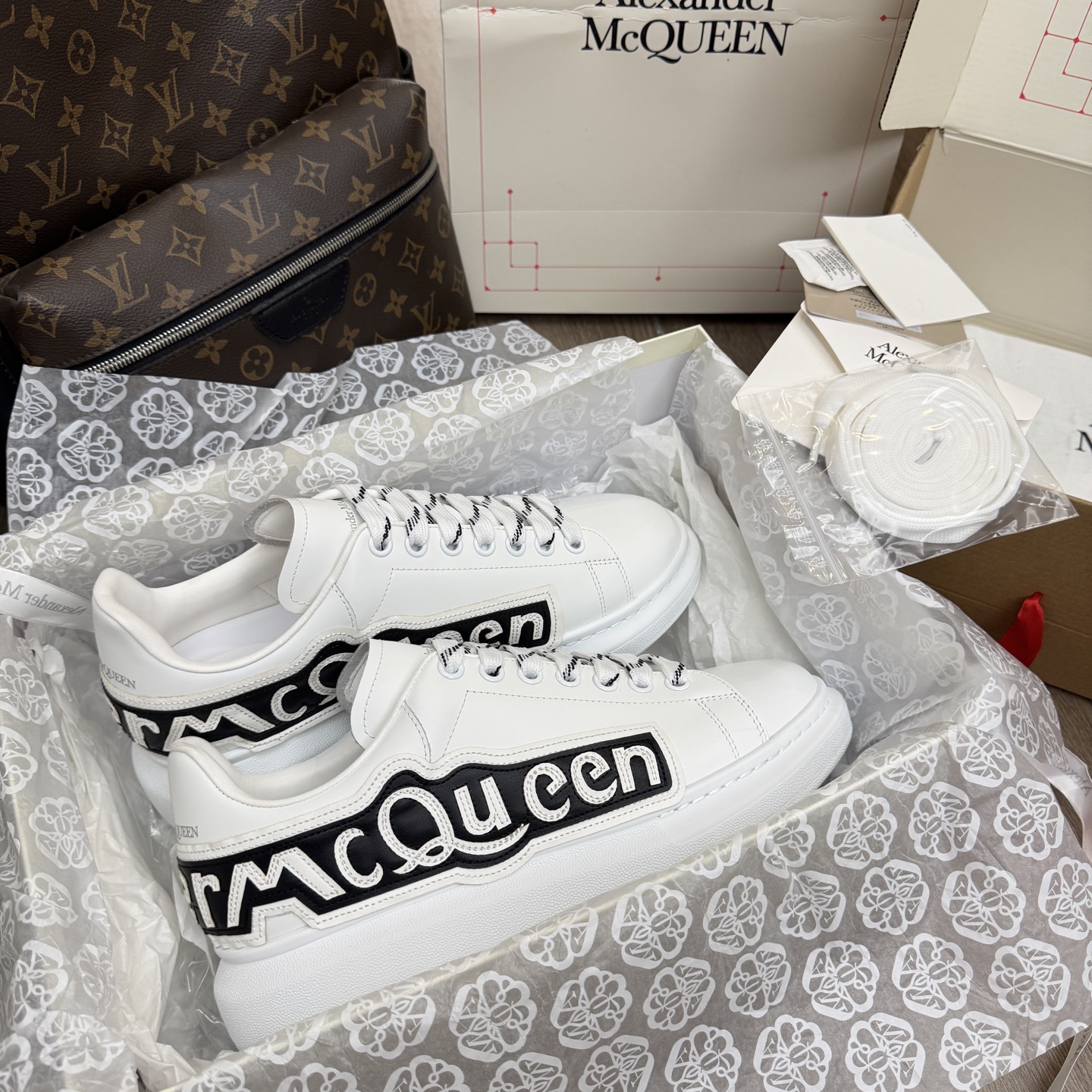 NO:922783,Produced by McQueen original factory. Comprehensive preferred version 26s. Original upgrade. Latest version on the market. Experience super cost-effectiveness at first glance. Kill the copywritten version on the market. Pay attention to details and sell a pair to get a repeat customer. Full set of counter packaging accessories, built-in sensor anti-counterfeiting chip. Imported original silk hard calfskin, 10-year-old shoemaker front machine. Purely handmade fierce shoes, carefully crafted beautiful lines, super soft and breathable. Silk K lambskin lining/foot pads, comfortable and breathable.  8D high-frequency steel stamping, maximum restoration of ZP details Italian high-end luxury brand Alexander McQueen Sole Leather Sneakers low-top fashion thick-soled casual sports platform white shoes (80 colors in stock, available on the same day, available the next day) Outsole The latest original mold opening and the same texture as the original Midsole Double-layer midsole consistent with the original Exclusive reverse nailing version Front and rear machines Assembly line The shoes are beautiful when they are made Packaging Full package packaging airplane box  It’s a decent gift. Sizes are 35-45 (34 40 for women and 38 45 46 for men. They are custom sizes and cannot be returned or exchanged). Men, casual shoes/sports shoes, alexander mcqueen, sneakers, cowhide, sheepskin19860909麦坤原厂代工厂出品 综合优选版本26s 原版升级 市场最新版 体验超高性价比一眼正,秒杀市面文案版本,用心做细节,卖一双一个回头客 全套专柜包装配件,内置感应防伪芯片 进口原厂丝绸硬质小牛皮,10年老鞋匠前帮机 纯手工猛鞋,精心制造优美线条,超软贴脚透气 丝绸k小羊皮内里/脚垫,舒适透气 8D高频钢印烫金,最大还原ZP细节 意大利高奢品牌Alexander McQueen亚历山大·麦昆 Sole Leather Sneakers低帮时装厚底增高休闲运动松糕小白鞋（现货 80色 当天报 隔天有） 大底 最新原版开模 和原版一致咬花 中底 原版一致双层中底 独家反打钉版本 前后机 流水线 做出来鞋子就是漂亮 包装 全套包装飞机盒 送礼面子足足 码数35-45（女34 40 男38 45 46 为定制码 不退换） 男,休闲鞋/运动鞋,alexander mcqueen,sneakers,cowhide,sheepskin,Women's Shoes