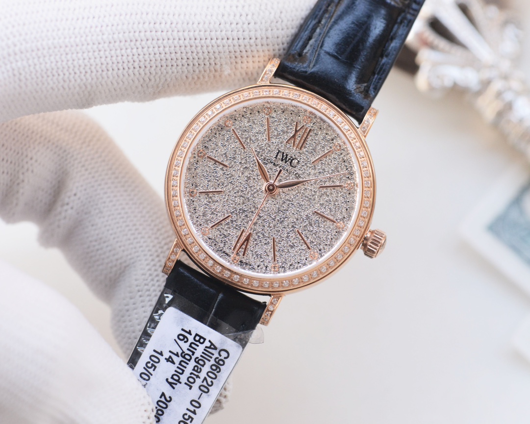 9015机:白壳1000,金壳1050,钻圈➕50 (2892机➕200,真钻面➕350) 重磅来袭️‼️ 入行以来最牛硬货!渠道出口订单!原封!缺个经销商印章就是正品!百分百原厂原单配件可进各大专柜维修 支持专柜验货,2020最受奥斯卡女明星欢迎腕表之一,大名鼎鼎IWC万国柏涛菲,尺寸34mm!自动机械腕表终于面世 自1984年以来 柏涛菲诺系列腕表始终致力于将地中海生活方式的悠闲随性风格中融入隽永优雅的华丽气质。这款柏涛菲诺系列自动腕表34因直径缩减至34毫米,而更显柔美优雅,非常适合纤细手腕,拥有超高佩戴舒适感。该表款配备经典精钢表壳,12颗vss天然南非真钻,配鉴定证书!石指示小时数,釆用电镀K金指针和镶饰相得益彰。原装瑞士eta SW-300自动机械机芯(也就是万国自己命名的35100)支持拆机验货!这款女士腕表搭配由意大利制鞋商Santoni制作的手绘鳄鱼皮表带。借助易用表带更换系统和十几种时尚表带选择,这款腕表可以搭配不同服饰穿搭,也可以在任何场合佩戴,一表一码,底盖、吊牌、保卡、三码合一,全套原包装出。