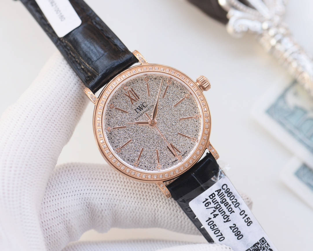 9015机:白壳1000,金壳1050,钻圈➕50 (2892机➕200,真钻面➕350) 重磅来袭️‼️ 入行以来最牛硬货!渠道出口订单!原封!缺个经销商印章就是正品!百分百原厂原单配件可进各大专柜维修 支持专柜验货,2020最受奥斯卡女明星欢迎腕表之一,大名鼎鼎IWC万国柏涛菲,尺寸34mm!自动机械腕表终于面世 自1984年以来 柏涛菲诺系列腕表始终致力于将地中海生活方式的悠闲随性风格中融入隽永优雅的华丽气质。这款柏涛菲诺系列自动腕表34因直径缩减至34毫米,而更显柔美优雅,非常适合纤细手腕,拥有超高佩戴舒适感。该表款配备经典精钢表壳,12颗vss天然南非真钻,配鉴定证书!石指示小时数,釆用电镀K金指针和镶饰相得益彰。原装瑞士eta SW-300自动机械机芯(也就是万国自己命名的35100)支持拆机验货!这款女士腕表搭配由意大利制鞋商Santoni制作的手绘鳄鱼皮表带。借助易用表带更换系统和十几种时尚表带选择,这款腕表可以搭配不同服饰穿搭,也可以在任何场合佩戴,一表一码,底盖、吊牌、保卡、三码合一,全套原包装出。