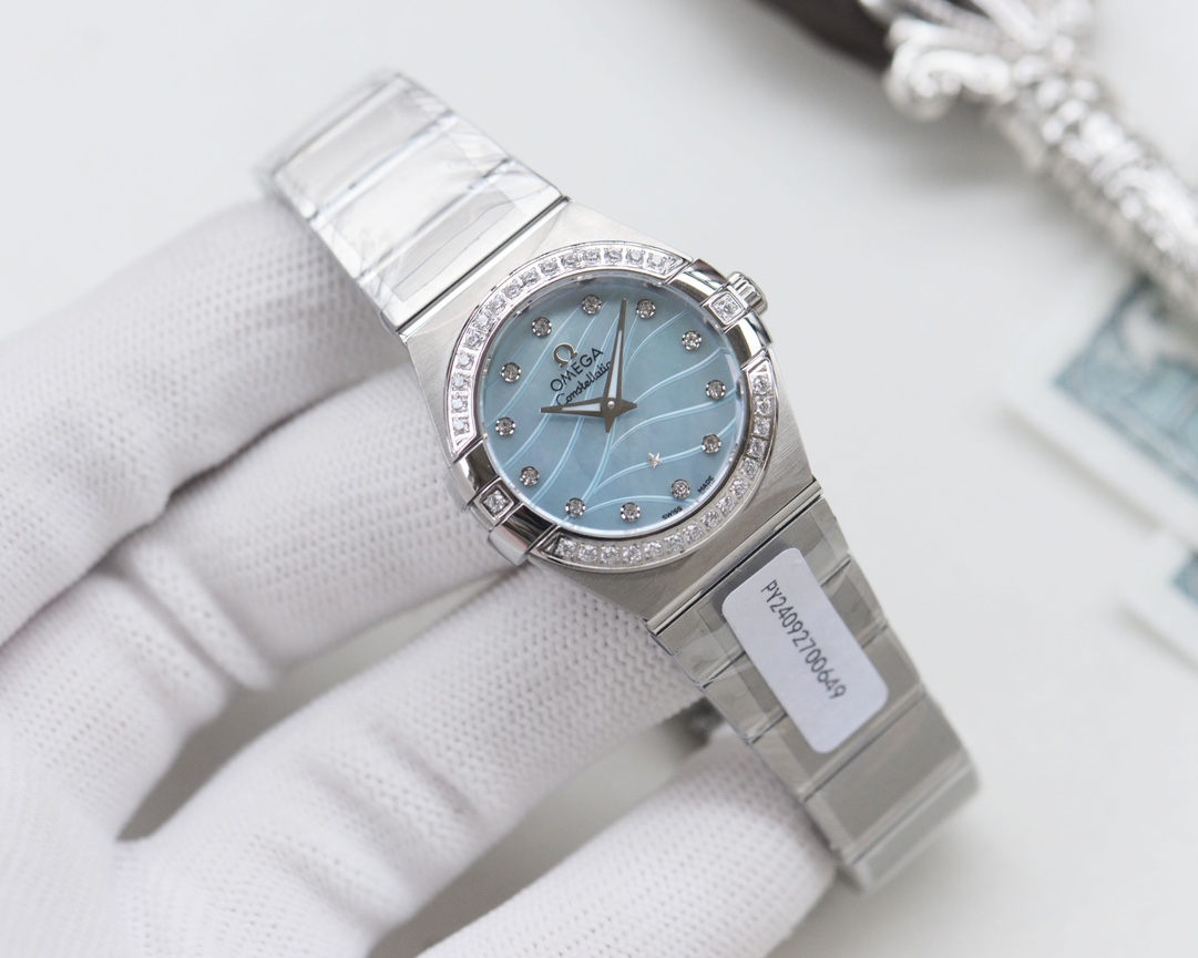 白壳1450，金壳1500，钻➕50
欧米伽/OMEGA 型号123.15.27.60.55.004。四代星座永恒经典款！ 星座系列表壳表带光面款，此款硬货来了，非常过硬的内部渠道，代工厂内部留出为数不多的原单欧米茄！好东西不是经常都有.看中赶紧下手，此款星座系列.石英.钻石女表，手表直径27mm.原装欧米茄机芯型号2800.01命名cal1376石英机芯。防炫目蓝宝石镜面.手表全套316L钢材无电渡钢水.永不掉色，蝴蝶表扣LoGo由18K黄金打造.持有中国GTC检测机构证书，而且表带头粒绝非市场凸出版本，注，表带内部字体由3种大小不同风格组成字体清晰工艺精美，绝非市场一种字体连成一片，字面罗马光点放射黑色表盘镶嵌真钻刻度奢侈典雅.底盖中心图案和星星为油压成型纹理细腻饱满清晰最主要有两级凹位超强立体感，并且每个表都有三码合一独立编码。