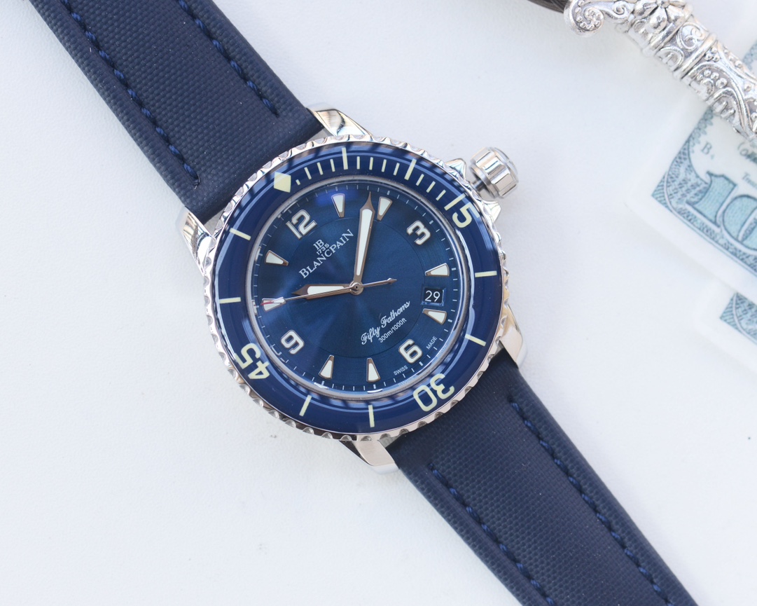 尊享 宝珀五十寻系列腕表 1:〖表壳〗腕表尺寸45mm316精钢金属表壳与蓝宝石圈口镜面搭配（同步正品）超薄的表壳采用CNC精雕硬币外边线条流程，优雅的表耳舒适贴手 2:惯例精益求精的匠心文化精神，诚心诚意还原正品风貌 3:〖机芯〗2815机芯，走时精准， 4:〖表带〗采用进口美洲牛皮，质地柔软，佩戴透气 5:〖指针〗