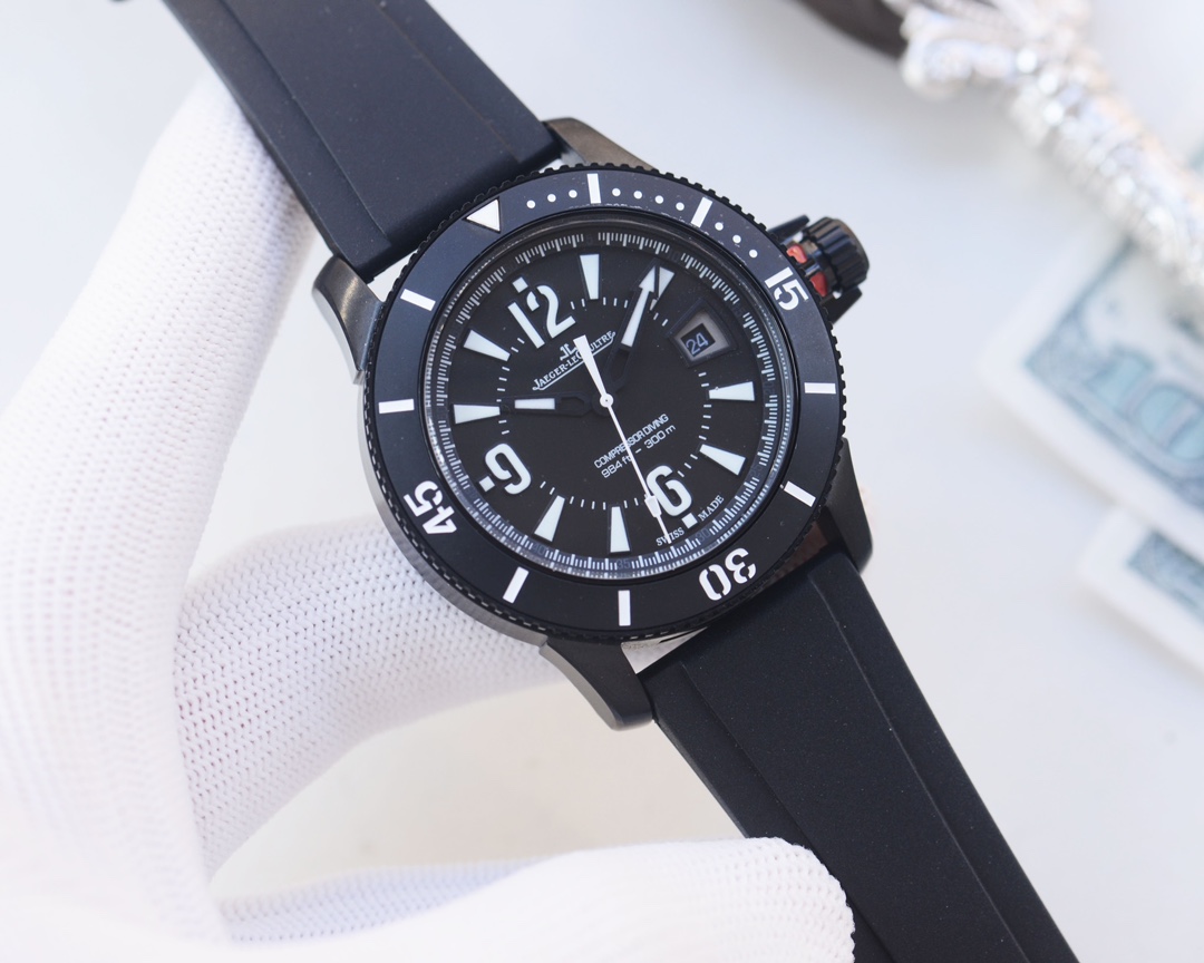 尊享价：580 ［Jaeger-LeCoultre ］积家 积家压缩大师！316壳套，尺寸42x13mm，搭载进口西铁城自动机械机芯，密底无破绽 316F不锈钢表壳，蓝宝石水晶镜面，夜光表盘指针，陶瓷表圈，铰接式包橡胶表带，，特殊防水把头设计，红色向上可调时，白色向上即锁把！