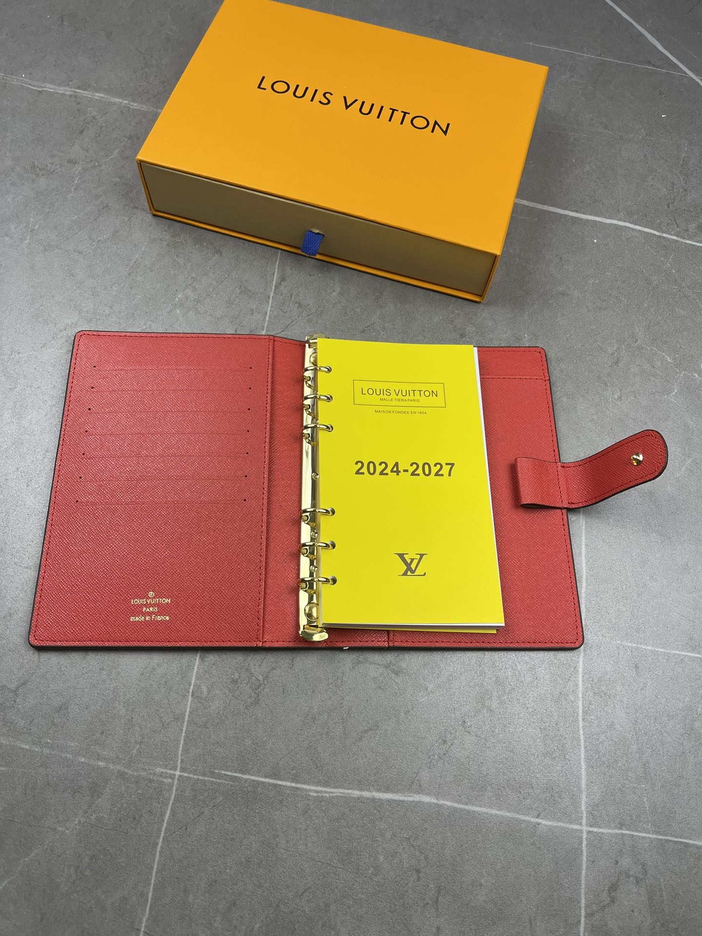 6-ring binder arranged in two groups of three, six credit card slots - Comprehensive 6