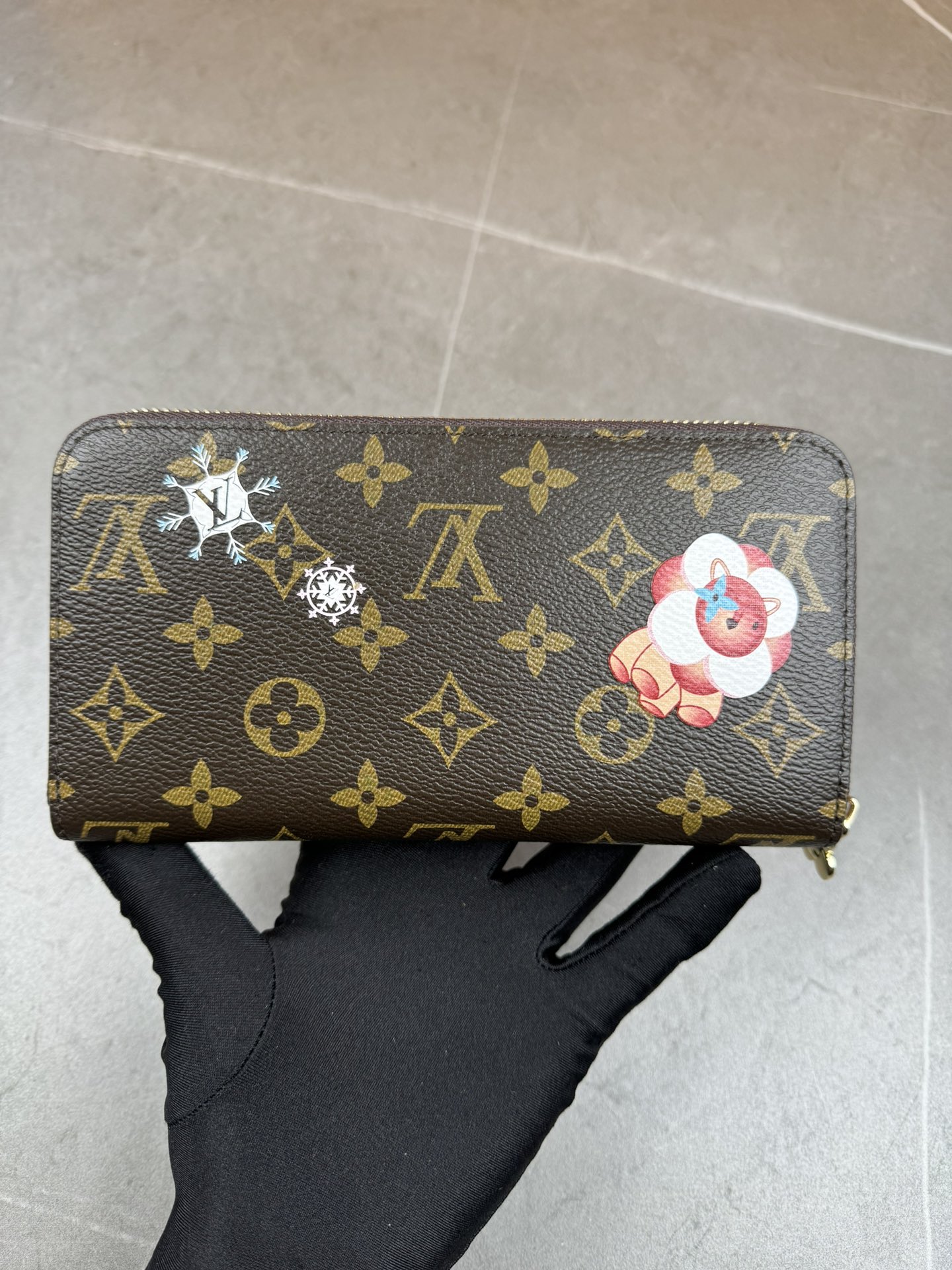 款号12223本款 LV Charms卡夹出自SnowShow系列,为标志性 Monogram帆布融入光滑皮革饰边和节庆图案 2