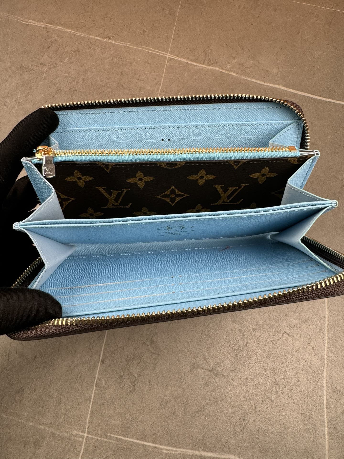 款号12223本款 LV Charms卡夹出自SnowShow系列,为标志性 Monogram帆布融入光滑皮革饰边和节庆图案 6
