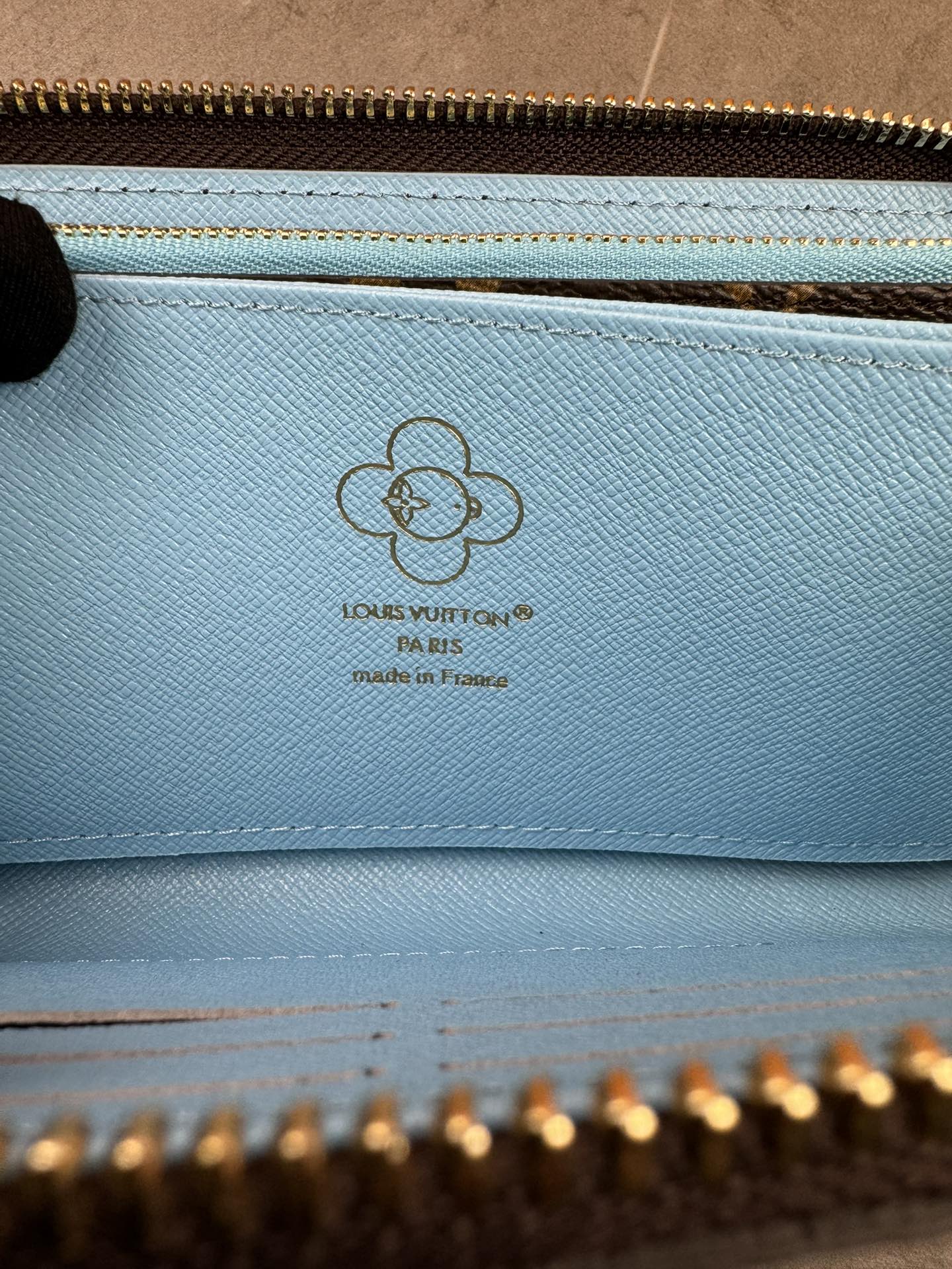 款号12223本款 LV Charms卡夹出自SnowShow系列,为标志性 Monogram帆布融入光滑皮革饰边和节庆图案 8