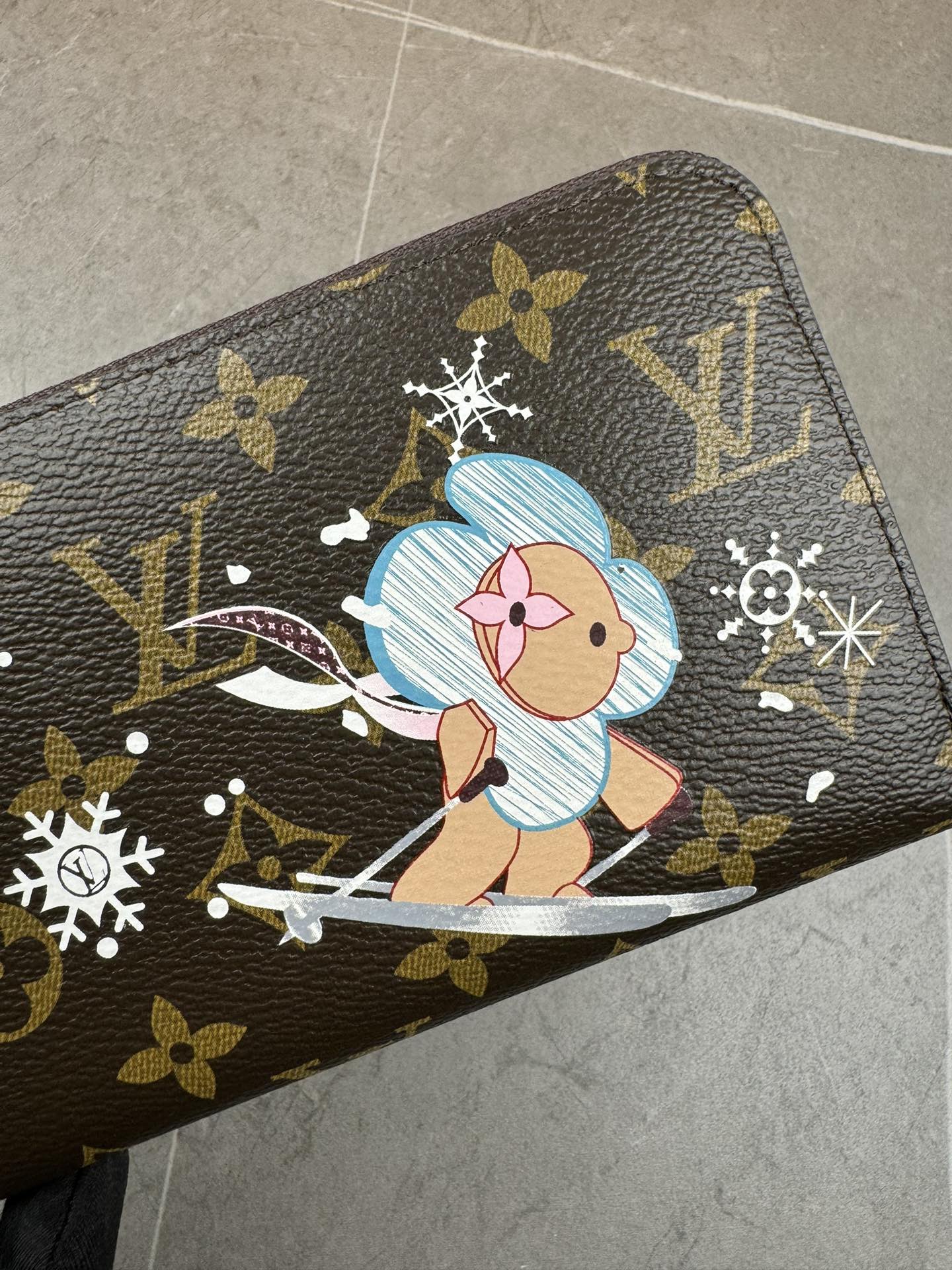 款号12223本款 LV Charms卡夹出自SnowShow系列,为标志性 Monogram帆布融入光滑皮革饰边和节庆图案 3