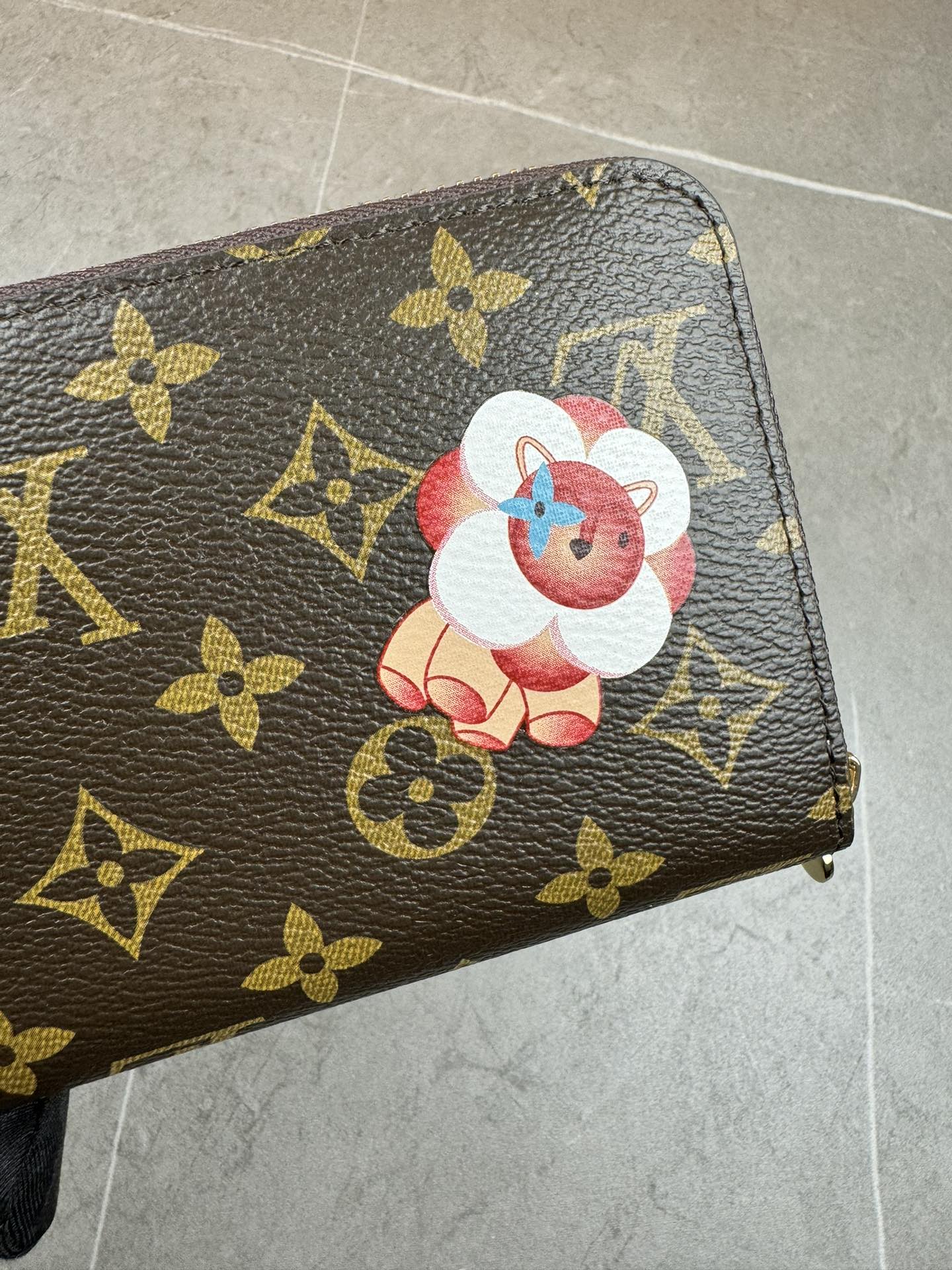 款号12223本款 LV Charms卡夹出自SnowShow系列,为标志性 Monogram帆布融入光滑皮革饰边和节庆图案 4