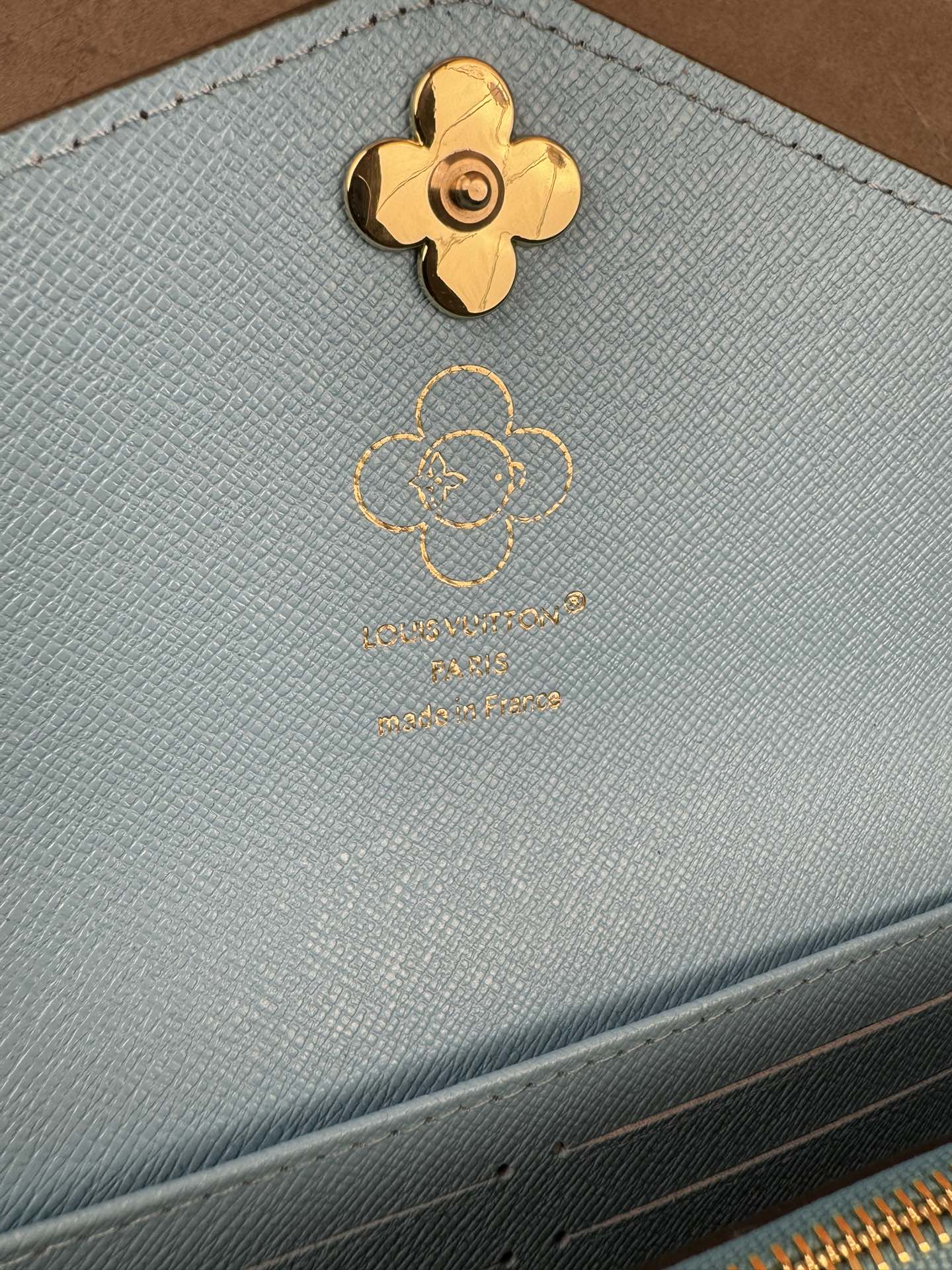款号12207本款 LV Charms卡夹出自SnowShow系列,为标志性 Monogram帆布融入光滑皮革饰边和节庆图案 7