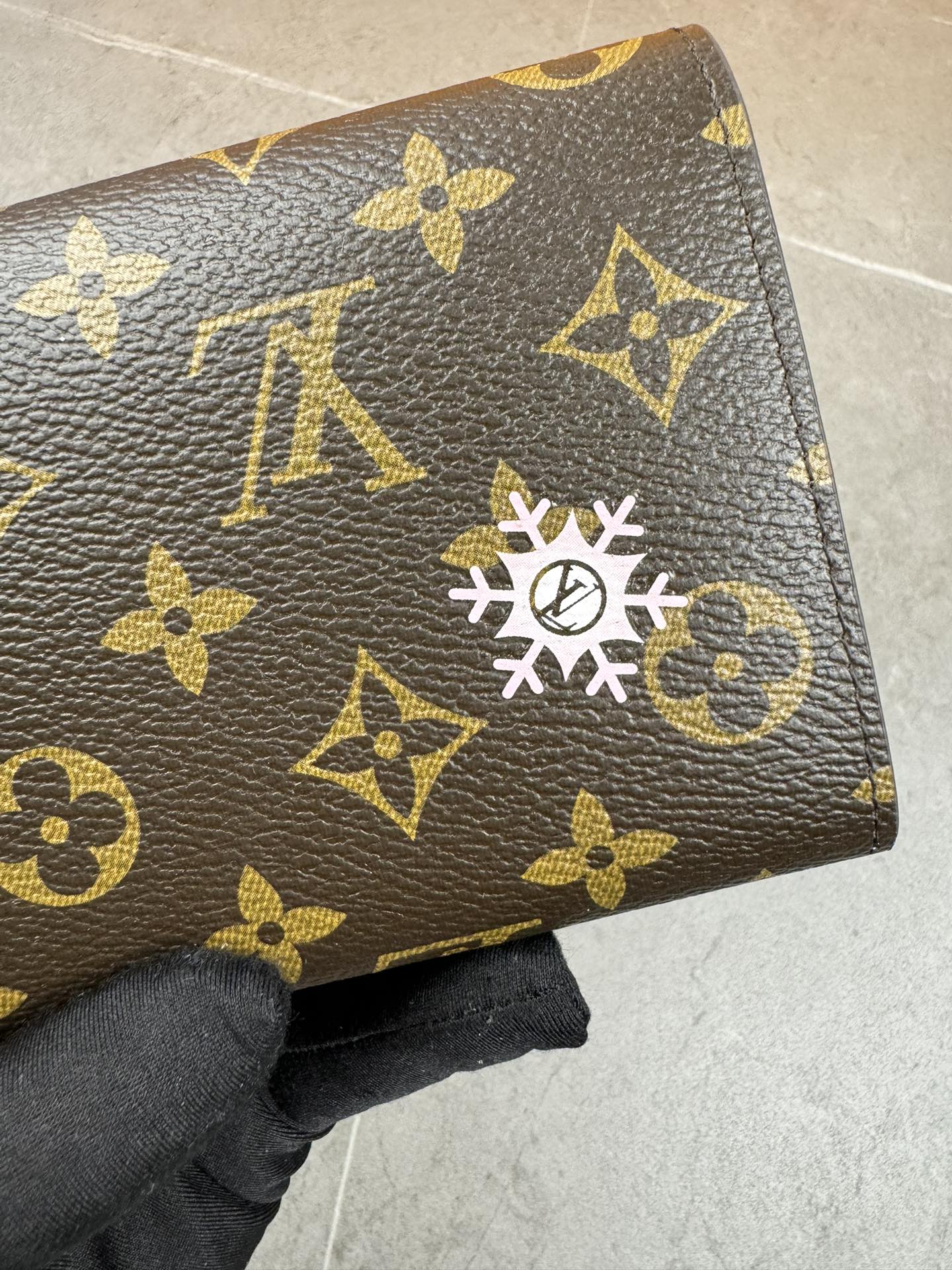 款号12207本款 LV Charms卡夹出自SnowShow系列,为标志性 Monogram帆布融入光滑皮革饰边和节庆图案 4