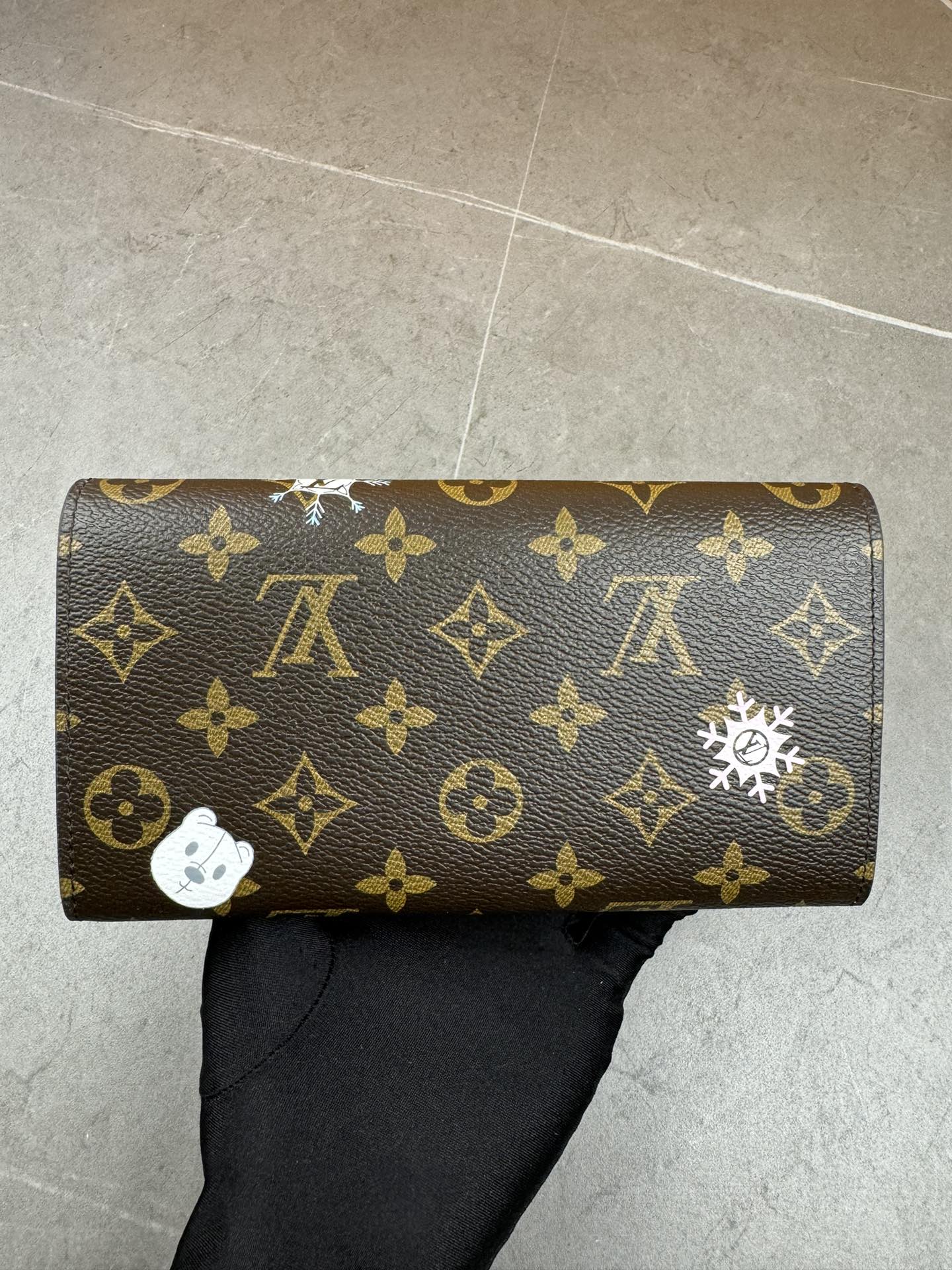 款号12207本款 LV Charms卡夹出自SnowShow系列,为标志性 Monogram帆布融入光滑皮革饰边和节庆图案 2