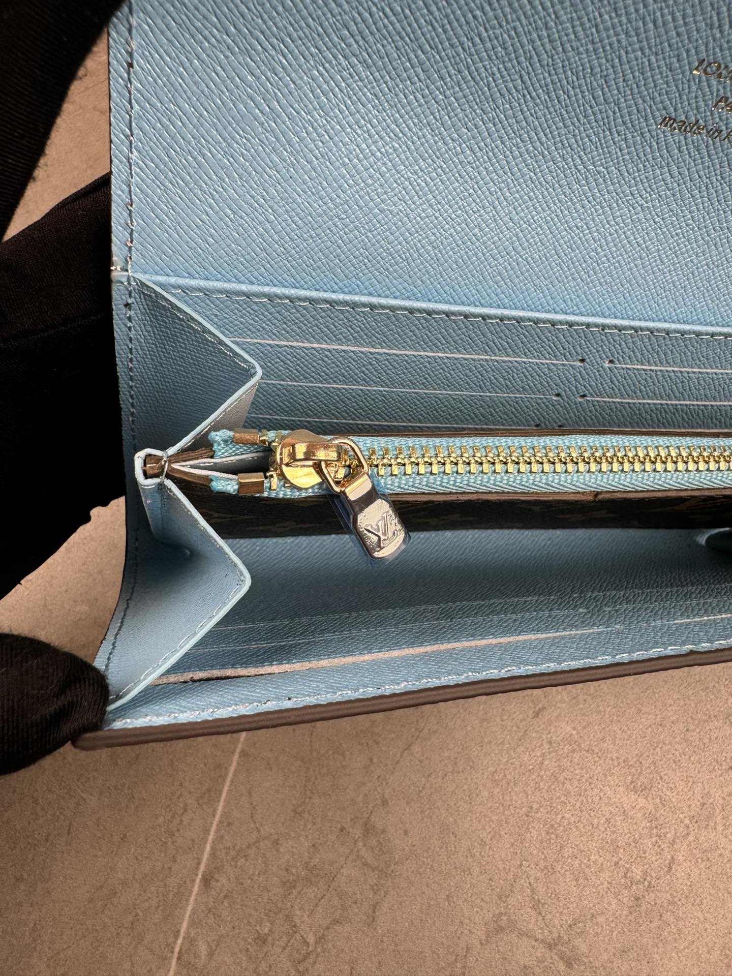 款号12207本款 LV Charms卡夹出自SnowShow系列,为标志性 Monogram帆布融入光滑皮革饰边和节庆图案 8