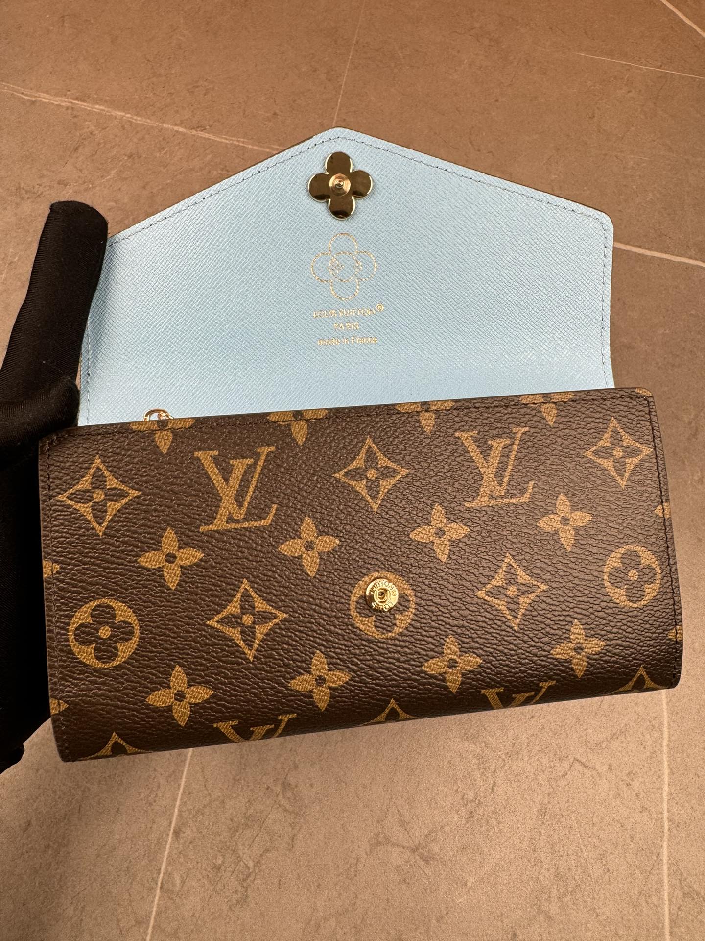 款号12207本款 LV Charms卡夹出自SnowShow系列,为标志性 Monogram帆布融入光滑皮革饰边和节庆图案 5