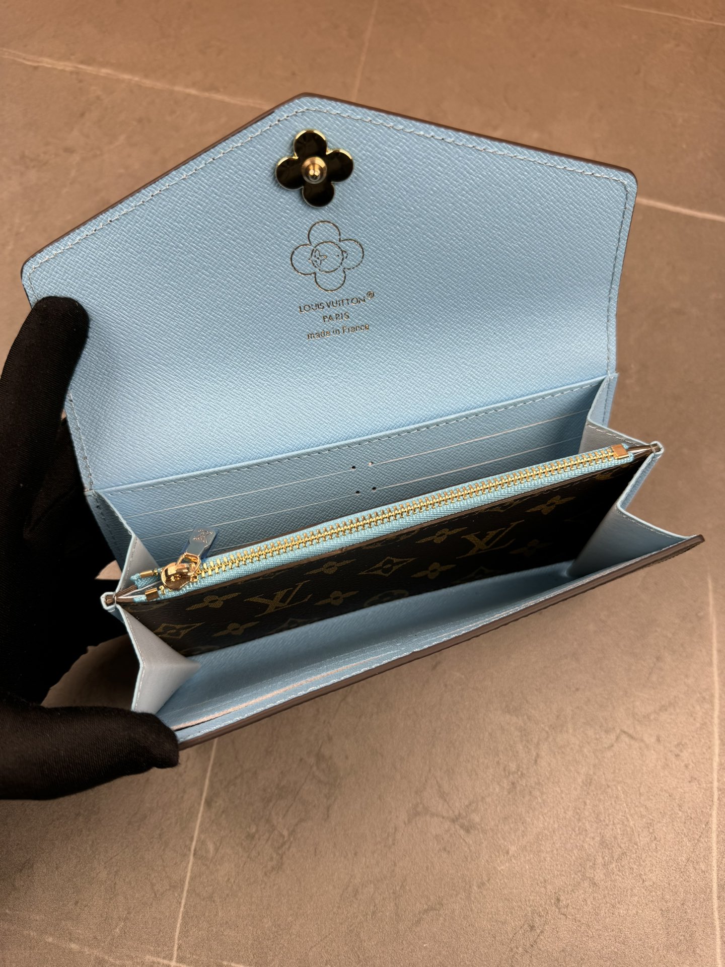款号12207本款 LV Charms卡夹出自SnowShow系列,为标志性 Monogram帆布融入光滑皮革饰边和节庆图案 6