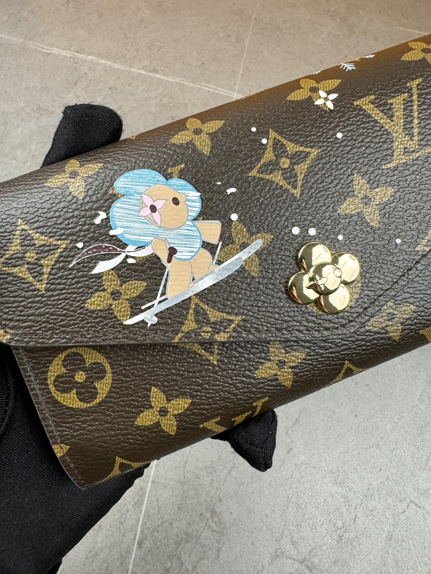 款号12207本款 LV Charms卡夹出自SnowShow系列,为标志性 Monogram帆布融入光滑皮革饰边和节庆图案 3