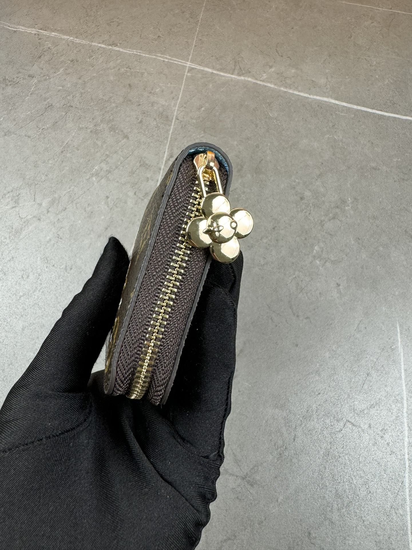 款号12237本款 LV Charms卡夹出自SnowShow系列,为标志性 Monogram帆布融入光滑皮革饰边和节庆图案 5