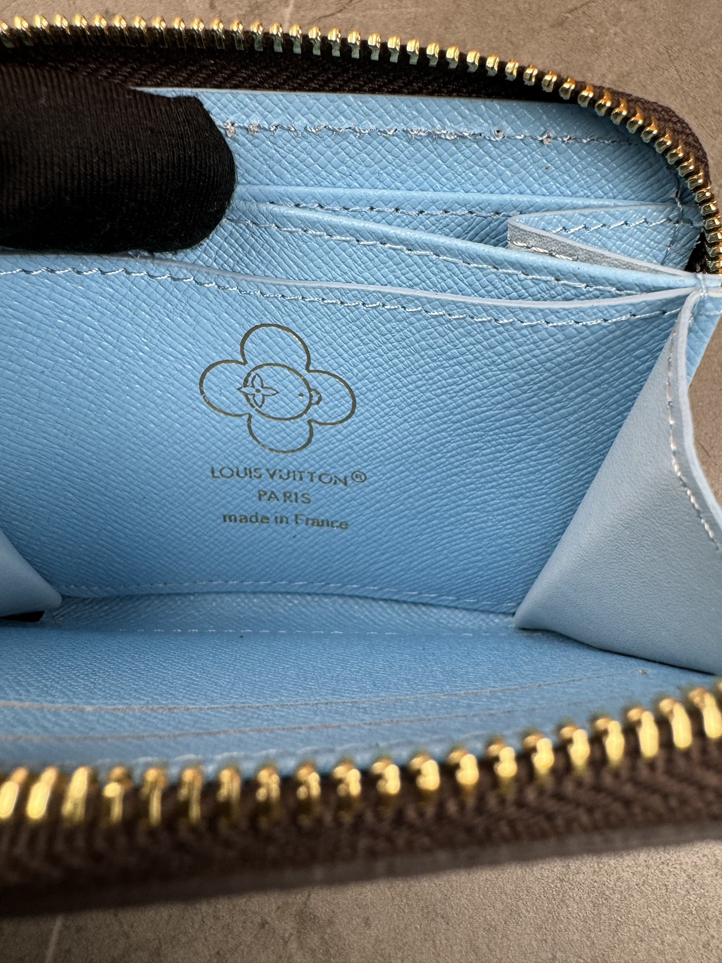 款号12237本款 LV Charms卡夹出自SnowShow系列,为标志性 Monogram帆布融入光滑皮革饰边和节庆图案 8