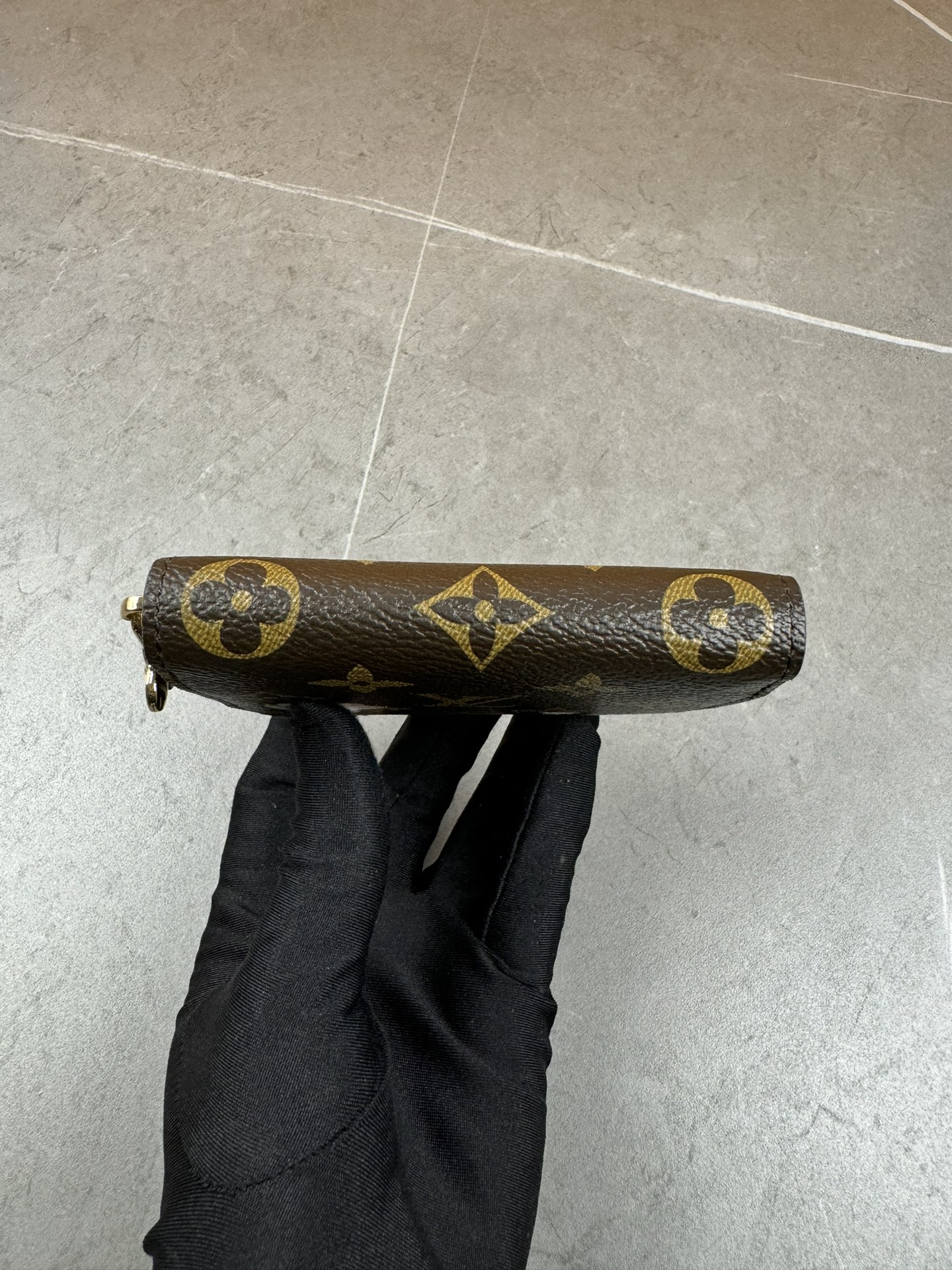 款号12237本款 LV Charms卡夹出自SnowShow系列,为标志性 Monogram帆布融入光滑皮革饰边和节庆图案 3