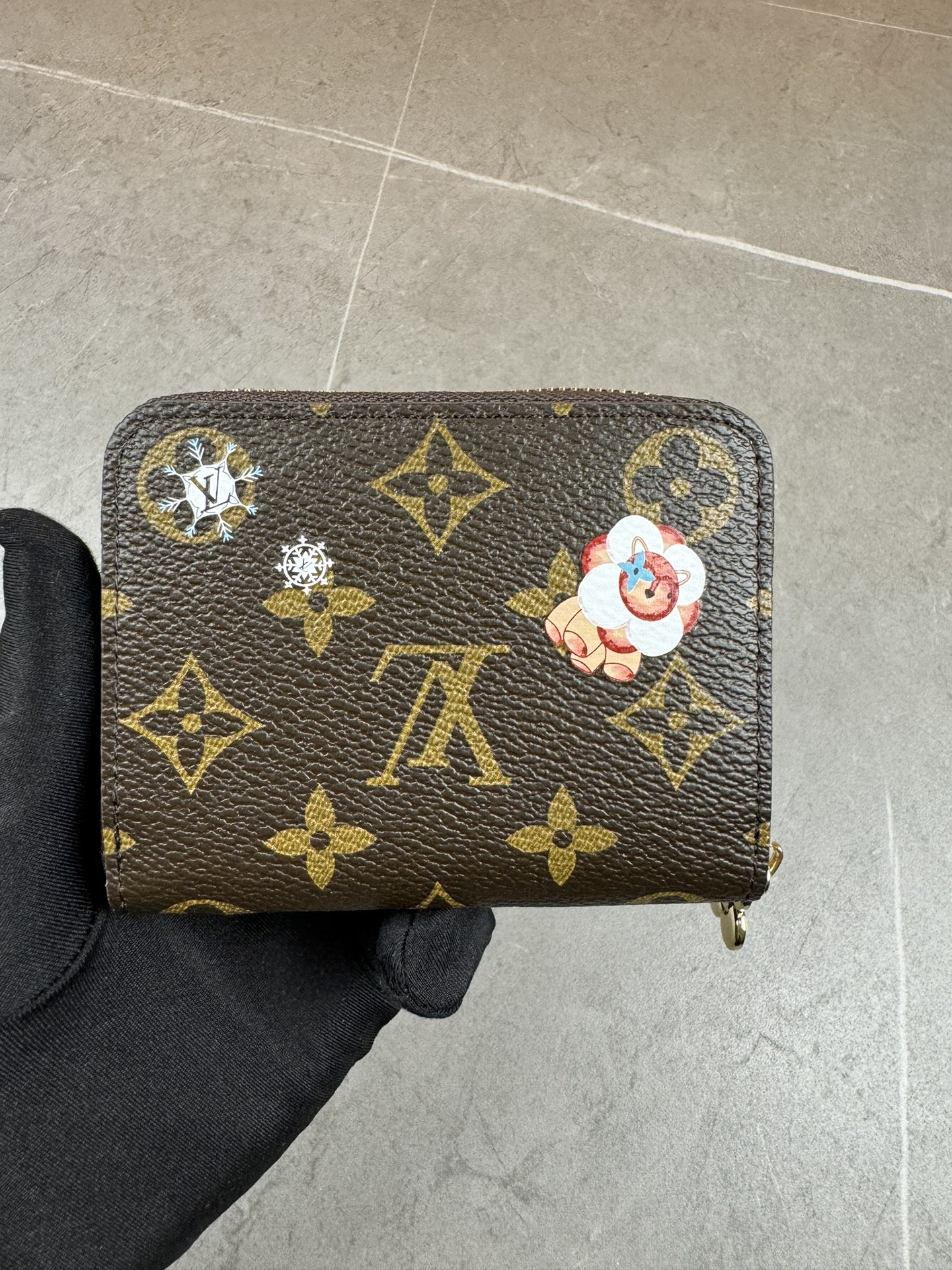 款号12237本款 LV Charms卡夹出自SnowShow系列,为标志性 Monogram帆布融入光滑皮革饰边和节庆图案 2