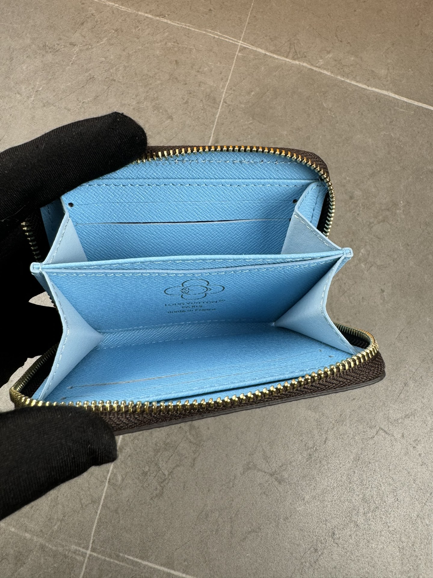 款号12237本款 LV Charms卡夹出自SnowShow系列,为标志性 Monogram帆布融入光滑皮革饰边和节庆图案 6