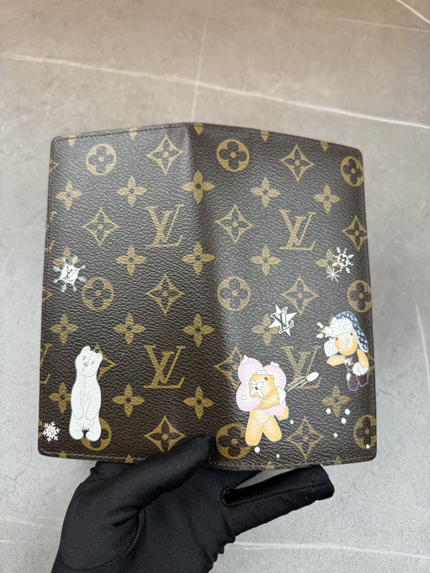 款号12205本款 LV Charms卡夹出自SnowShow系列,为标志性 Monogram帆布融入光滑皮革饰边和节庆图案 3
