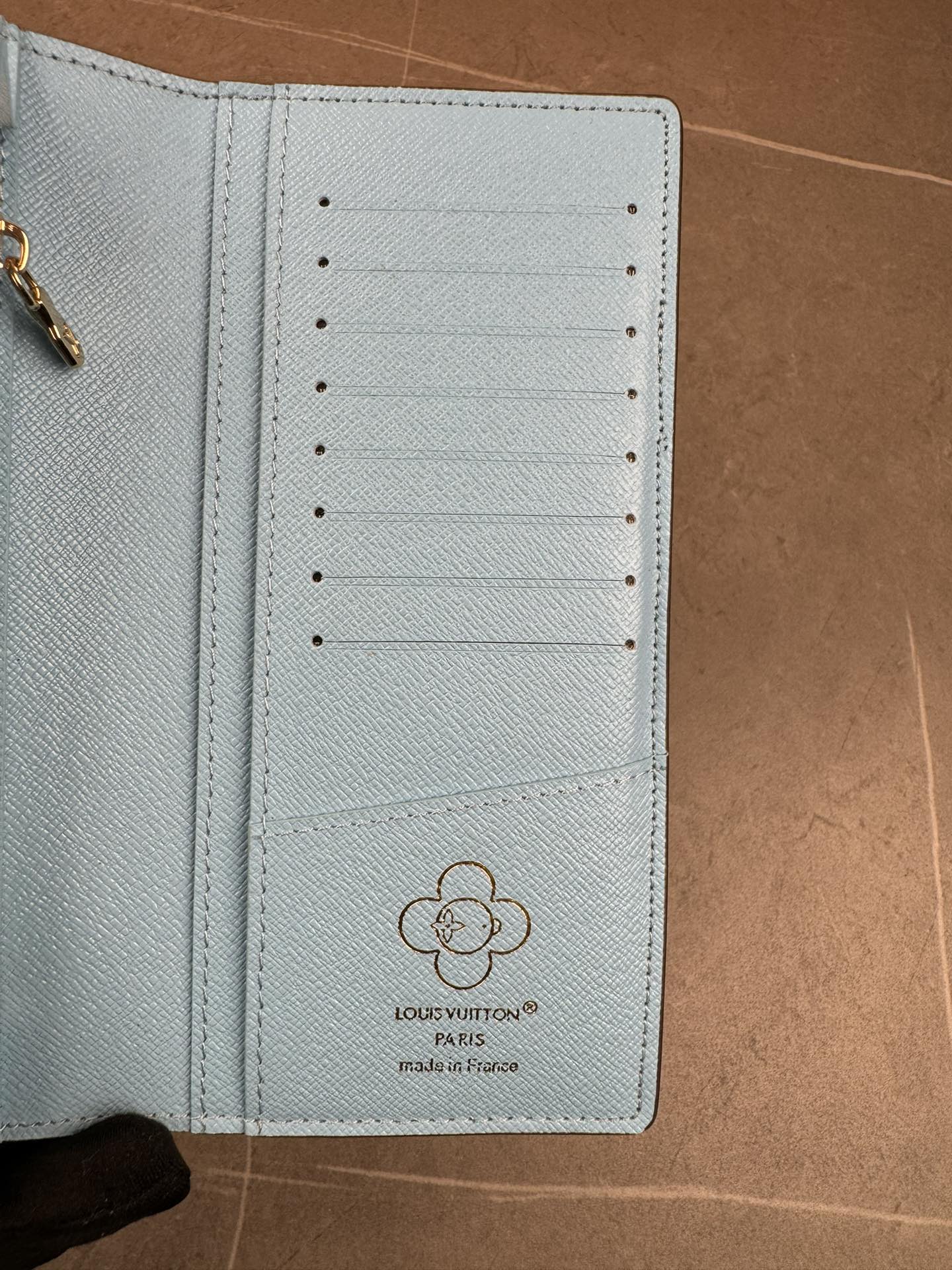 款号12205本款 LV Charms卡夹出自SnowShow系列,为标志性 Monogram帆布融入光滑皮革饰边和节庆图案 6