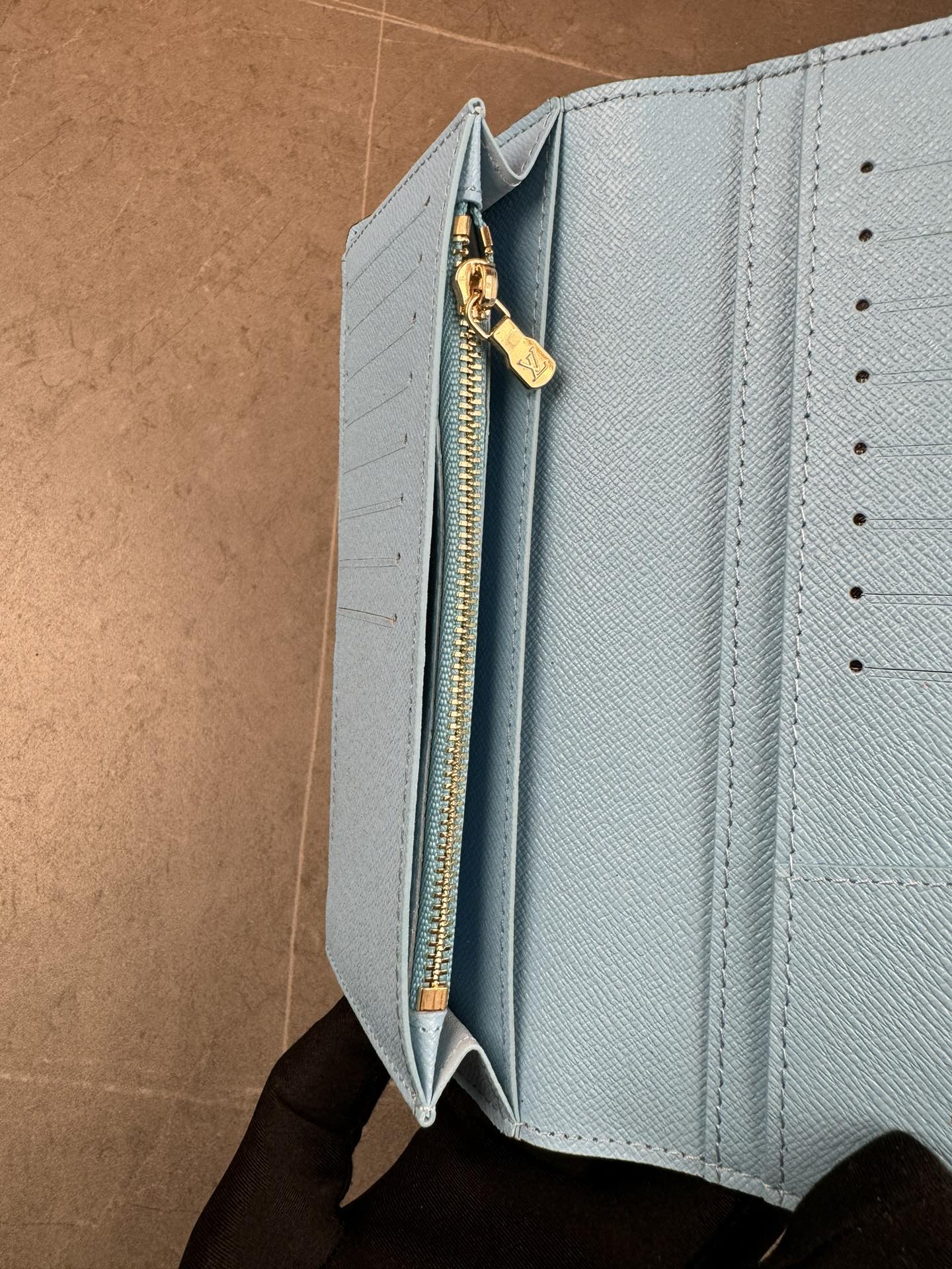 款号12205本款 LV Charms卡夹出自SnowShow系列,为标志性 Monogram帆布融入光滑皮革饰边和节庆图案 5