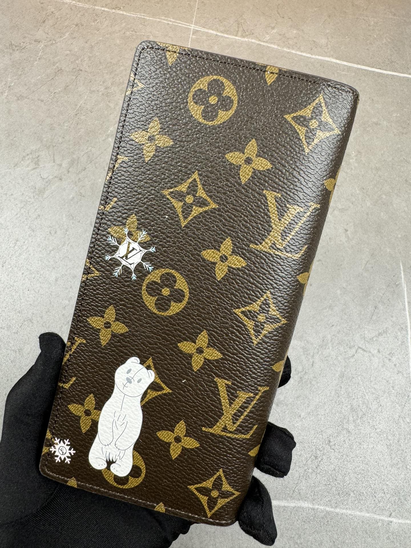 款号12205本款 LV Charms卡夹出自SnowShow系列,为标志性 Monogram帆布融入光滑皮革饰边和节庆图案 2