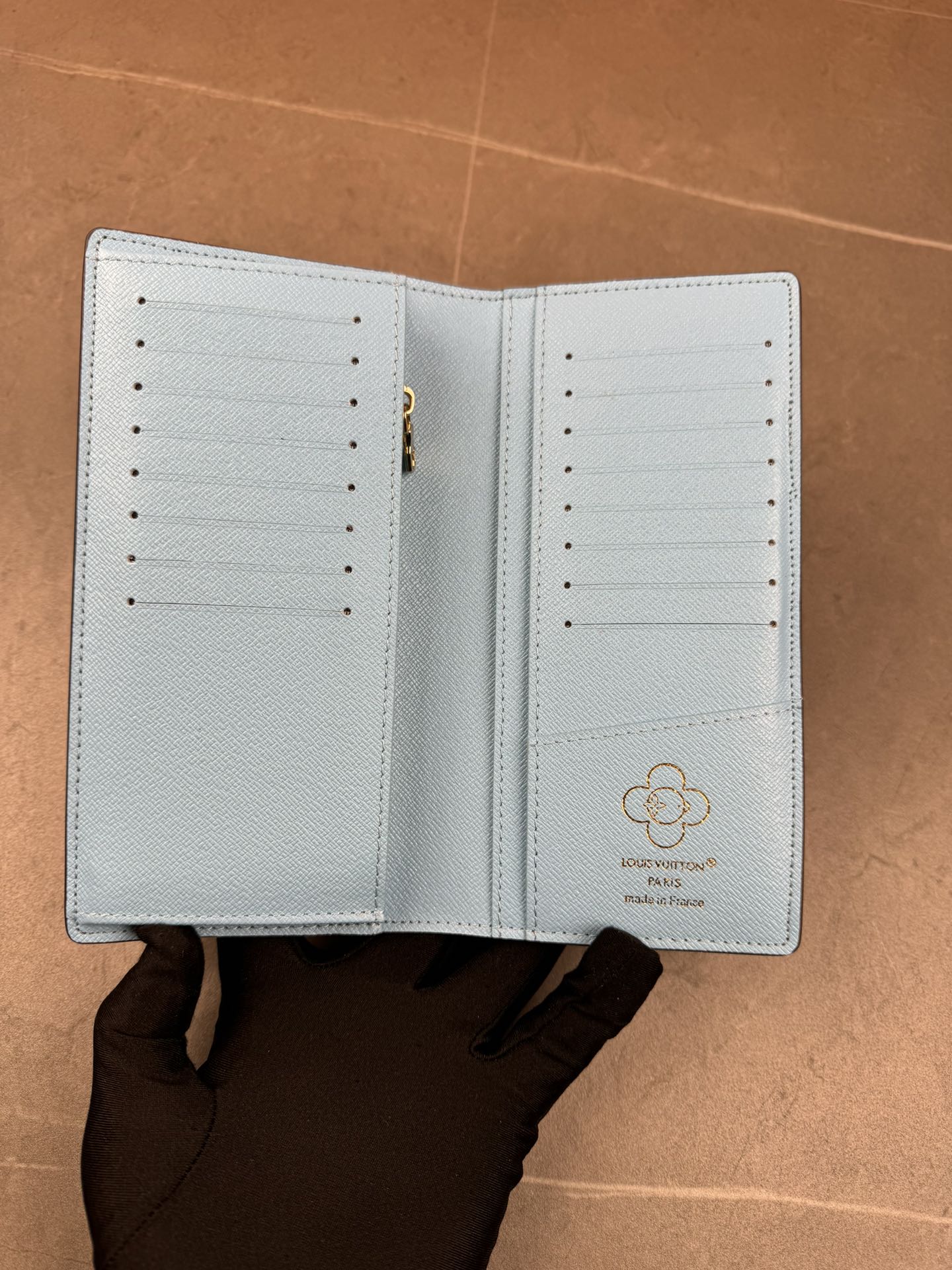 款号12205本款 LV Charms卡夹出自SnowShow系列,为标志性 Monogram帆布融入光滑皮革饰边和节庆图案 4