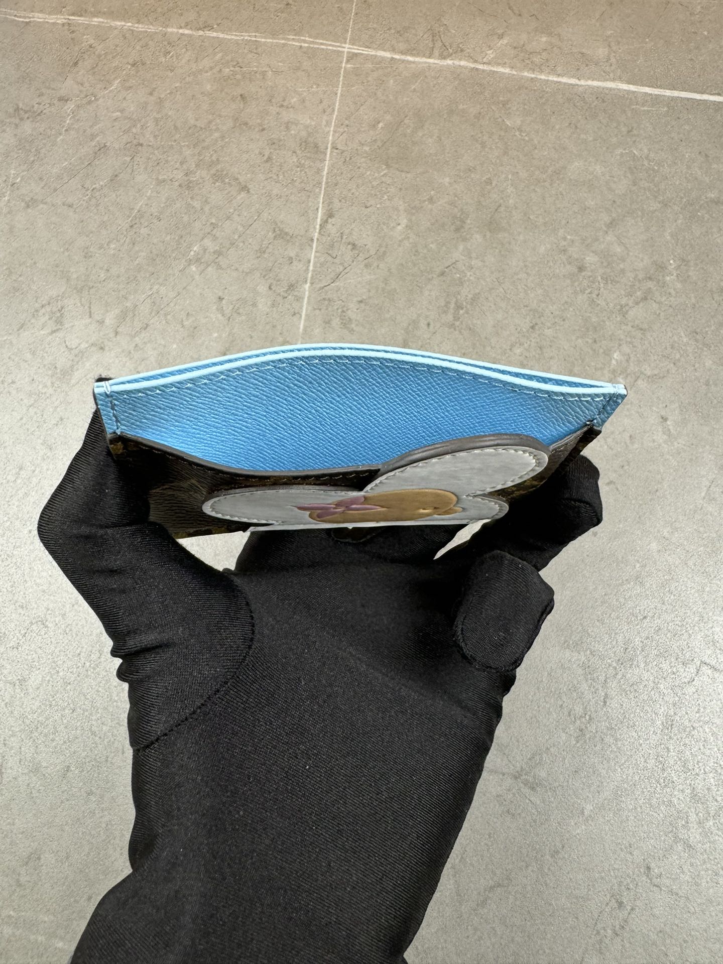 款号12203本款 LV Charms卡夹出自SnowShow系列,为标志性 Monogram帆布融入光滑皮革饰边和节庆图案 3