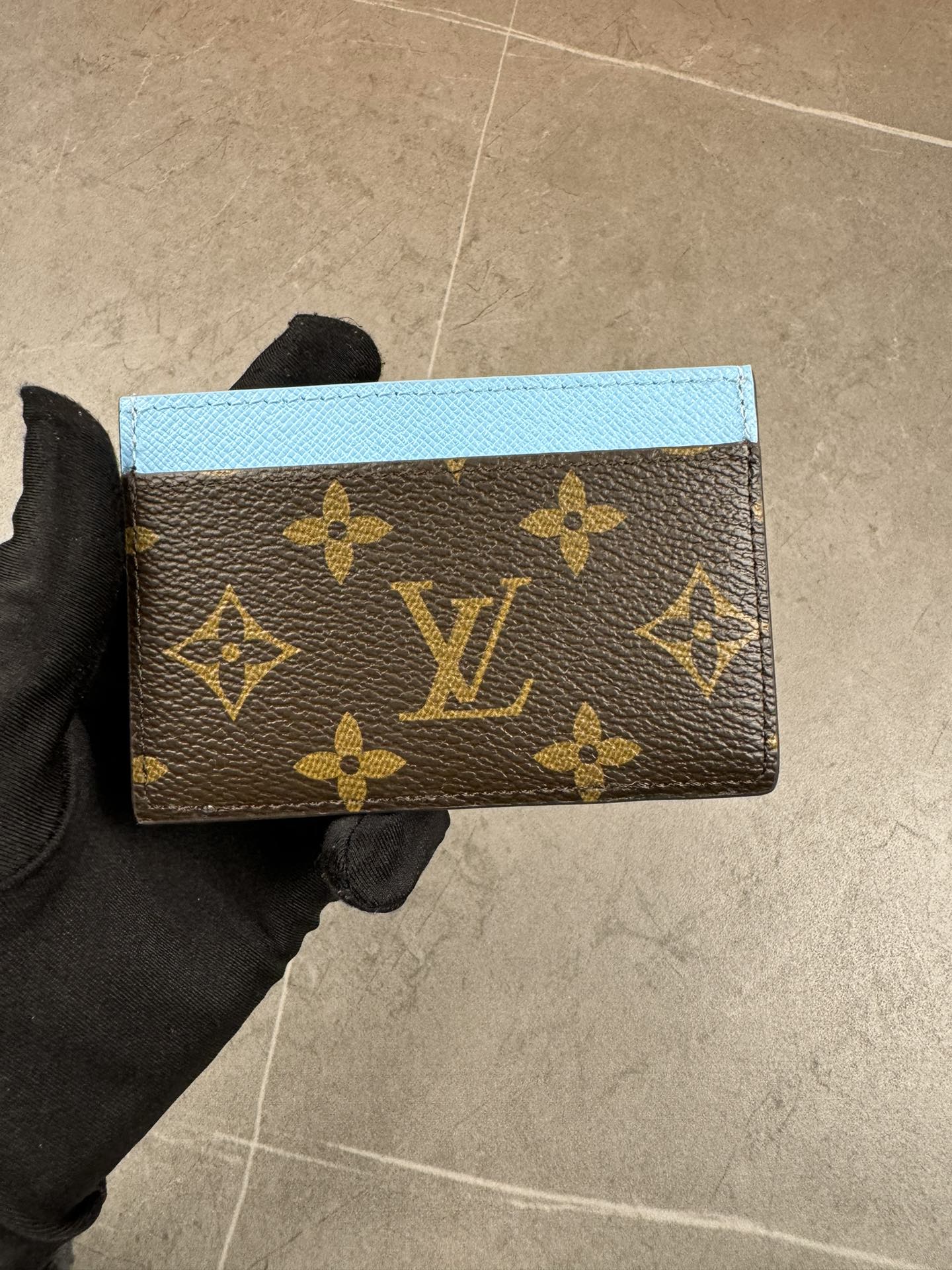 款号12203本款 LV Charms卡夹出自SnowShow系列,为标志性 Monogram帆布融入光滑皮革饰边和节庆图案 2
