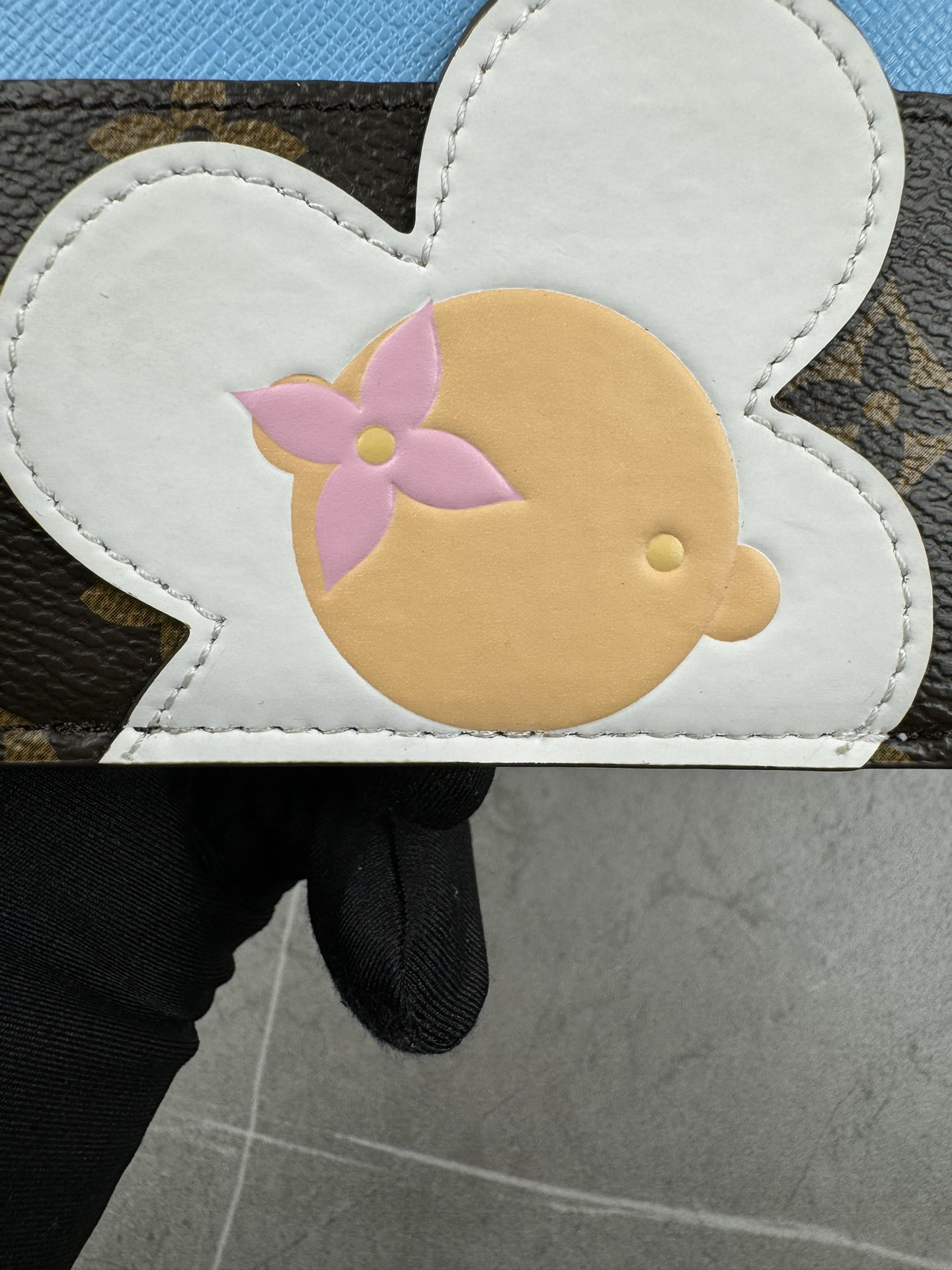 款号12203本款 LV Charms卡夹出自SnowShow系列,为标志性 Monogram帆布融入光滑皮革饰边和节庆图案 6
