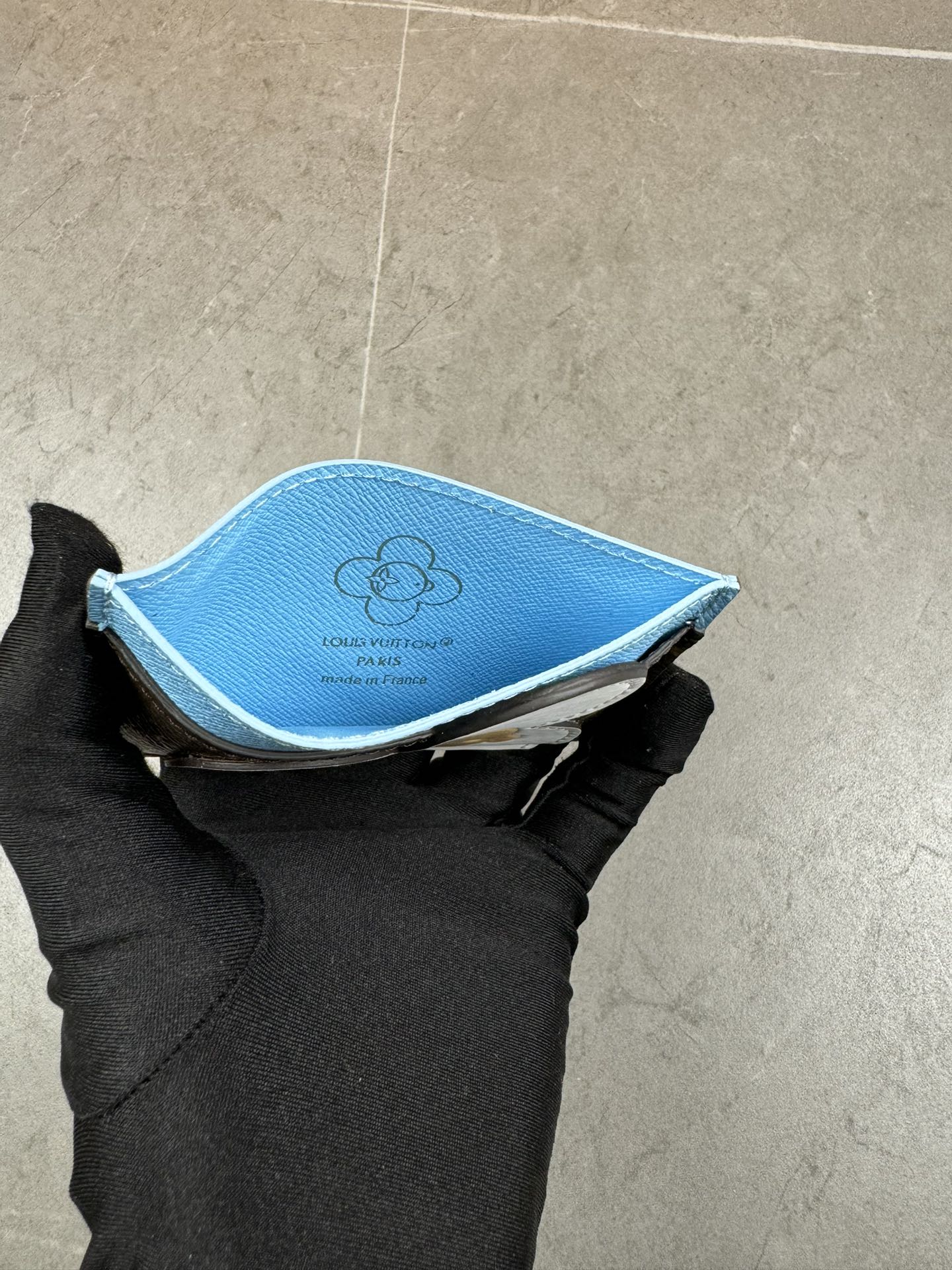 款号12203本款 LV Charms卡夹出自SnowShow系列,为标志性 Monogram帆布融入光滑皮革饰边和节庆图案 4
