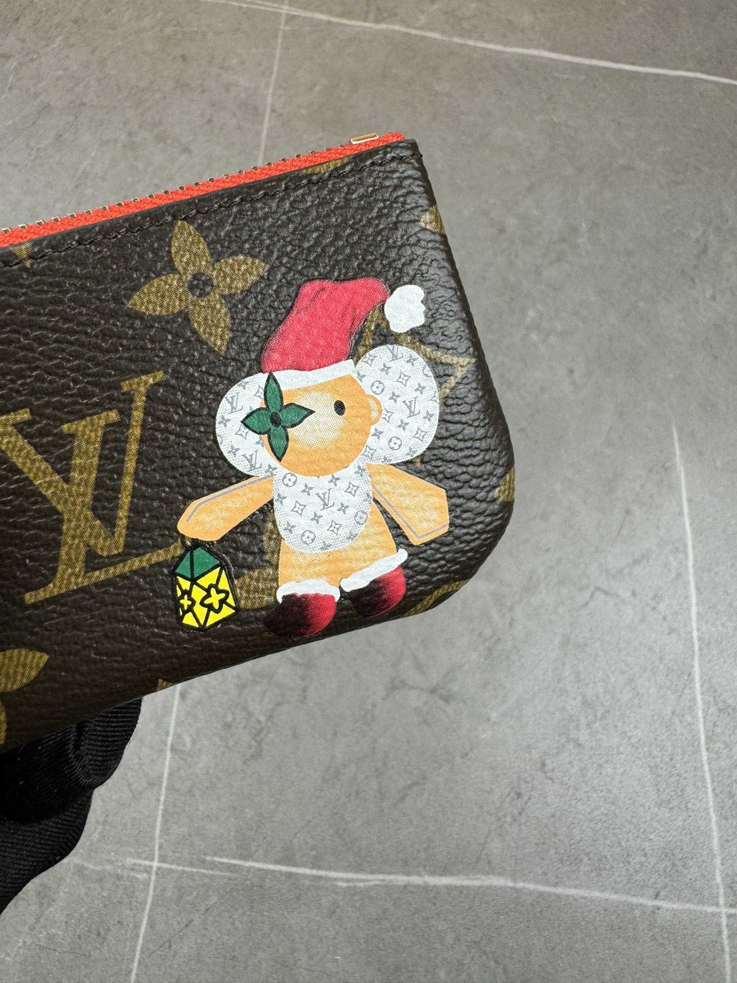 款号12210本款 LV Charms卡夹出自SnowShow系列,为标志性 Monogram帆布融入光滑皮革饰边和节庆图案 4