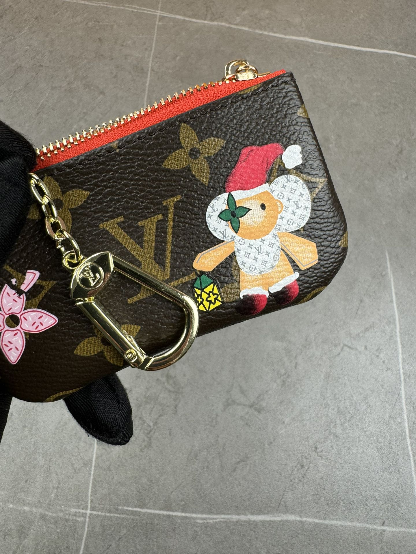 款号12210本款 LV Charms卡夹出自SnowShow系列,为标志性 Monogram帆布融入光滑皮革饰边和节庆图案 7