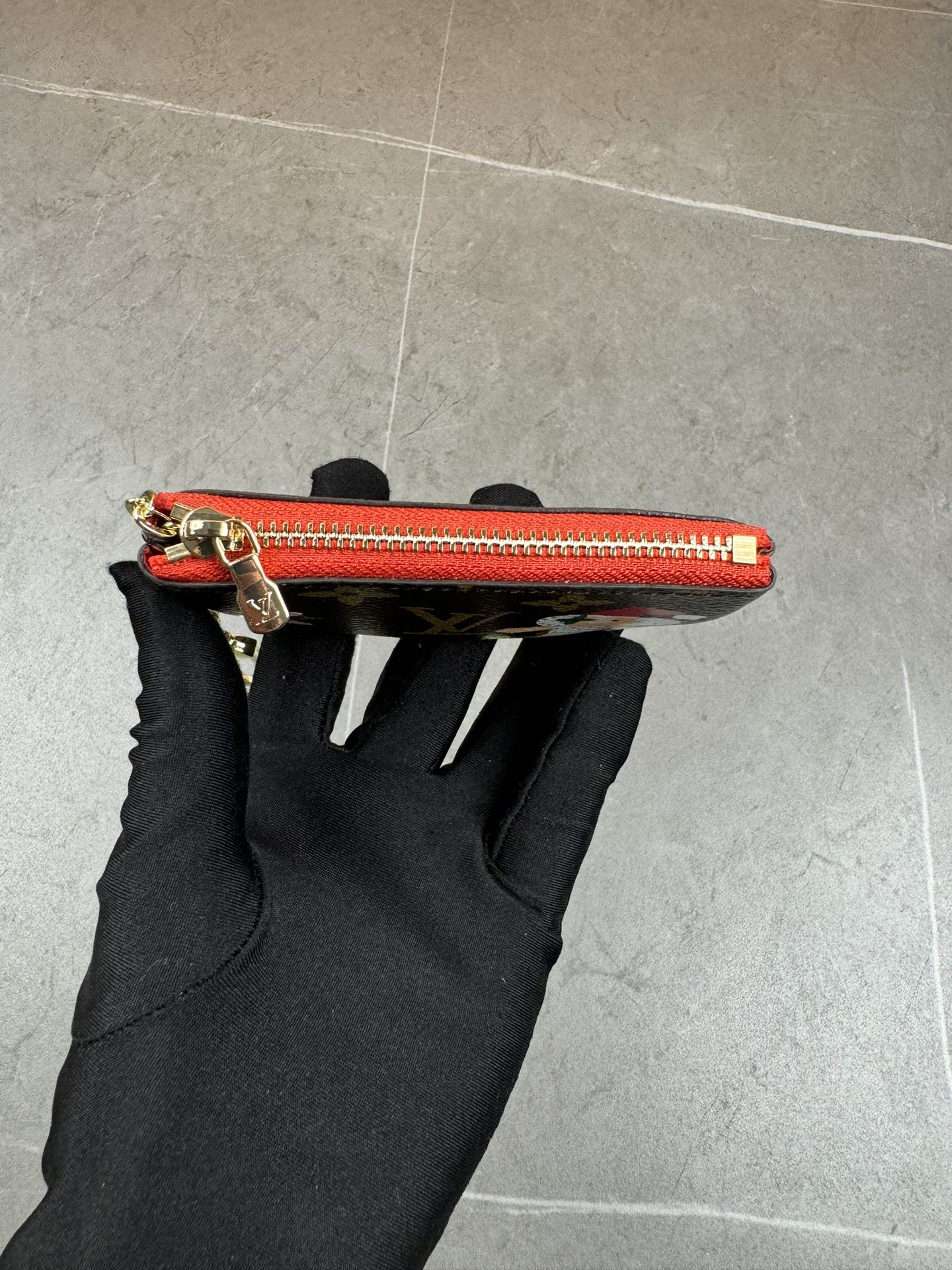 款号12210本款 LV Charms卡夹出自SnowShow系列,为标志性 Monogram帆布融入光滑皮革饰边和节庆图案 3
