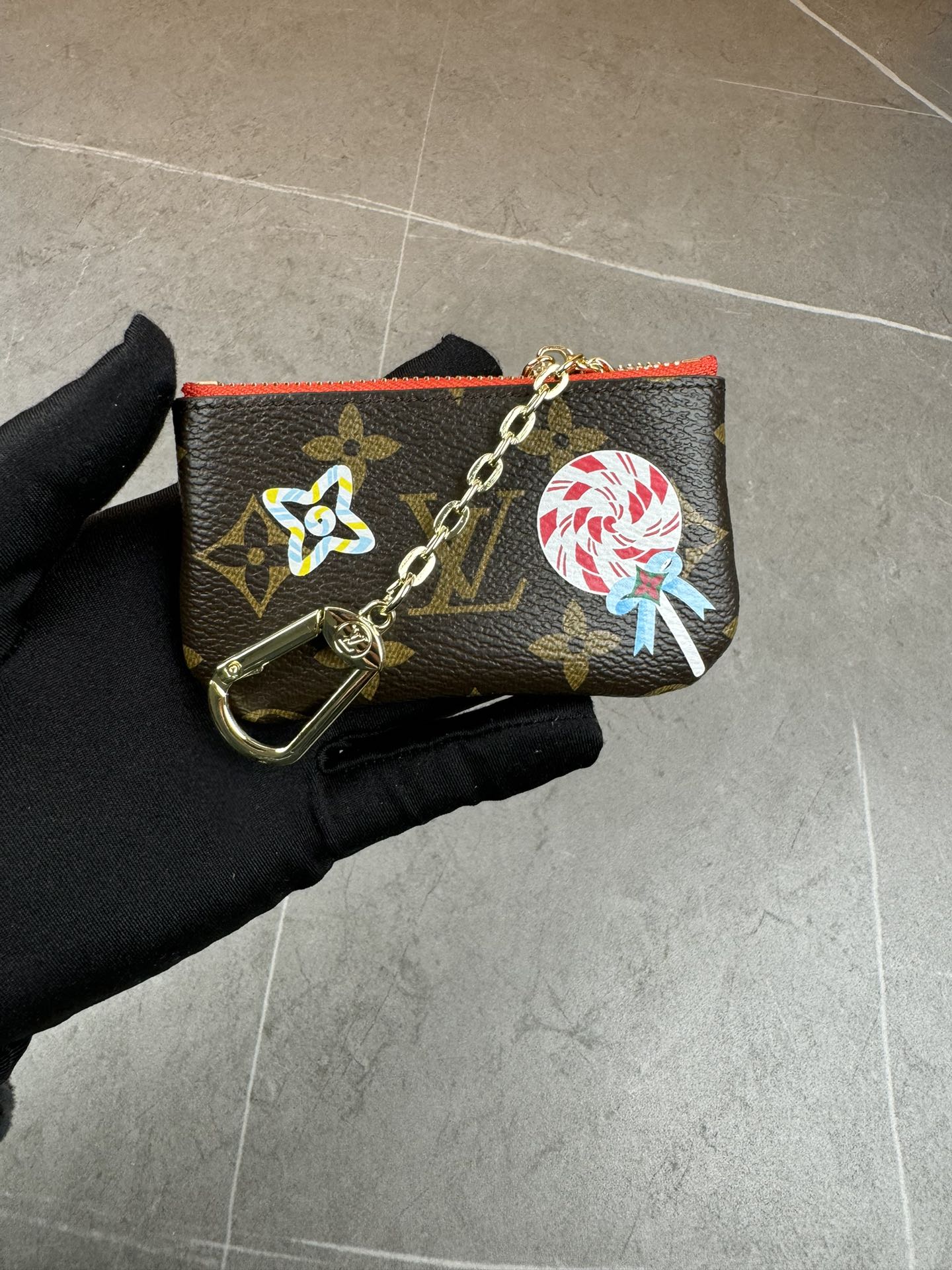 款号12210本款 LV Charms卡夹出自SnowShow系列,为标志性 Monogram帆布融入光滑皮革饰边和节庆图案 2