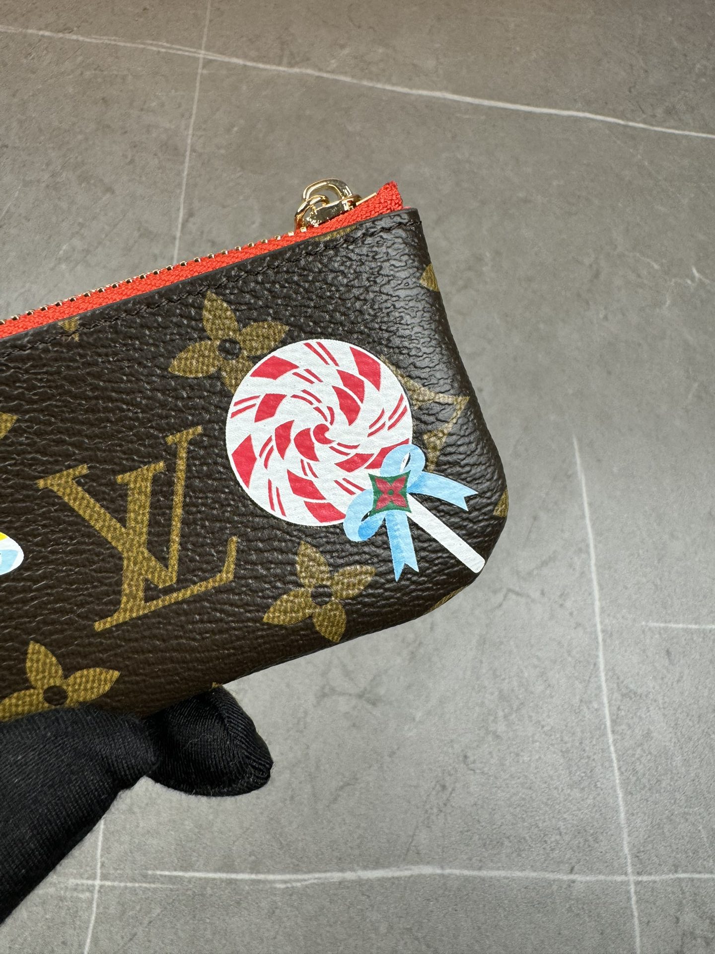 款号12210本款 LV Charms卡夹出自SnowShow系列,为标志性 Monogram帆布融入光滑皮革饰边和节庆图案 5