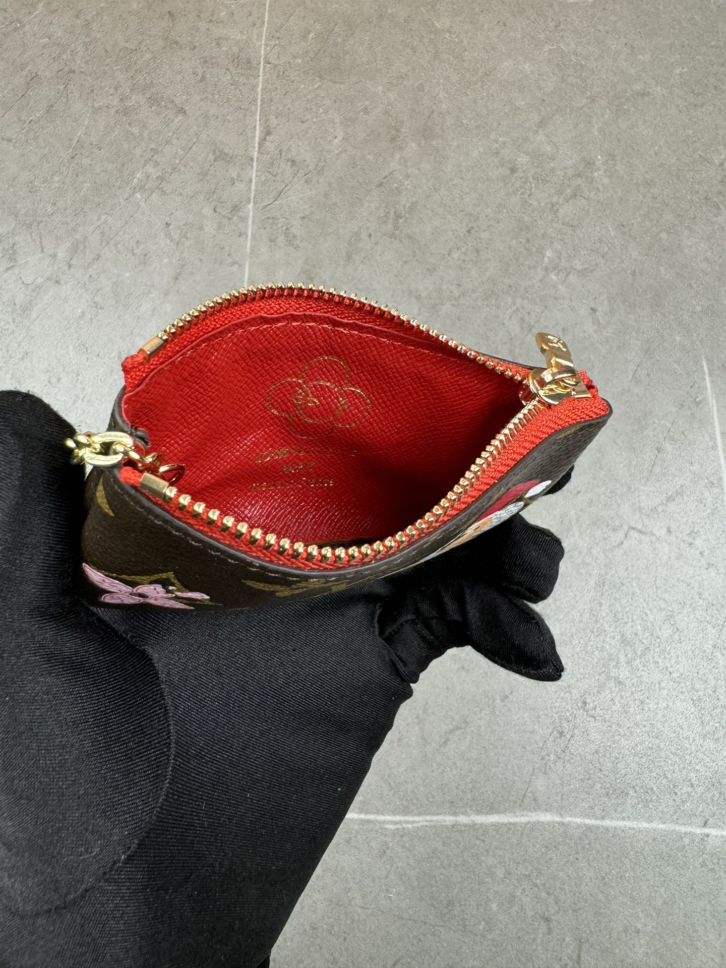 款号12210本款 LV Charms卡夹出自SnowShow系列,为标志性 Monogram帆布融入光滑皮革饰边和节庆图案 6