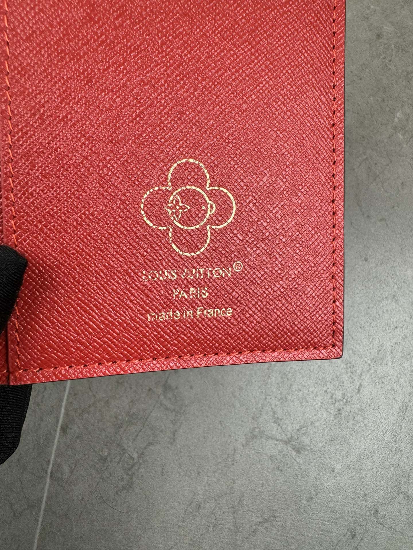 款号12218本款 LV Charms卡夹出自SnowShow系列,为标志性 Monogram帆布融入光滑皮革饰边和节庆图案 6