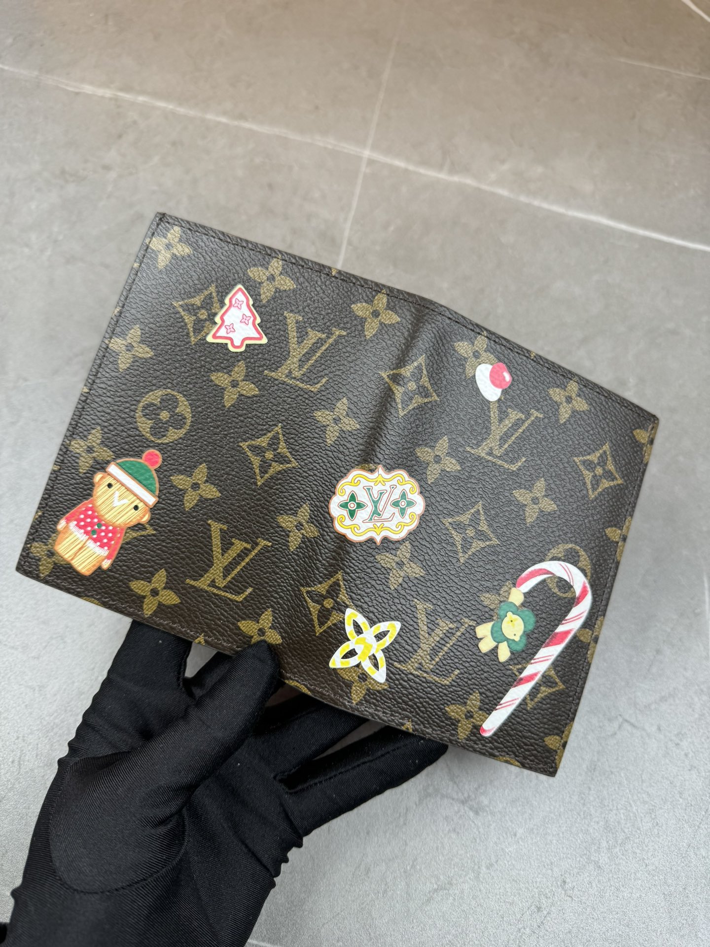 款号12218本款 LV Charms卡夹出自SnowShow系列,为标志性 Monogram帆布融入光滑皮革饰边和节庆图案 3