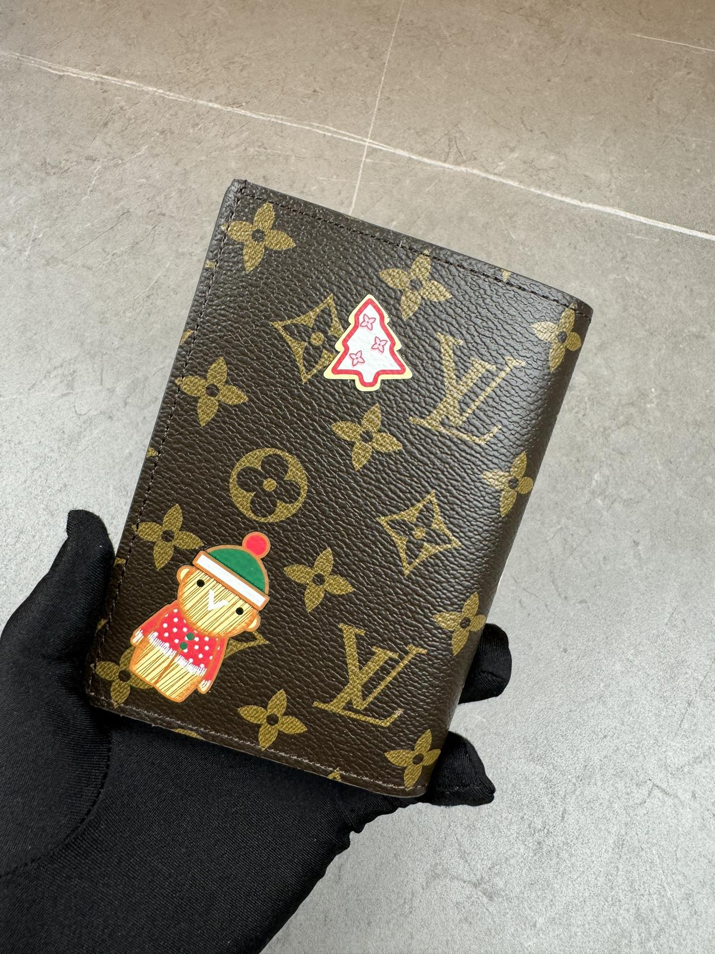 款号12218本款 LV Charms卡夹出自SnowShow系列,为标志性 Monogram帆布融入光滑皮革饰边和节庆图案 2