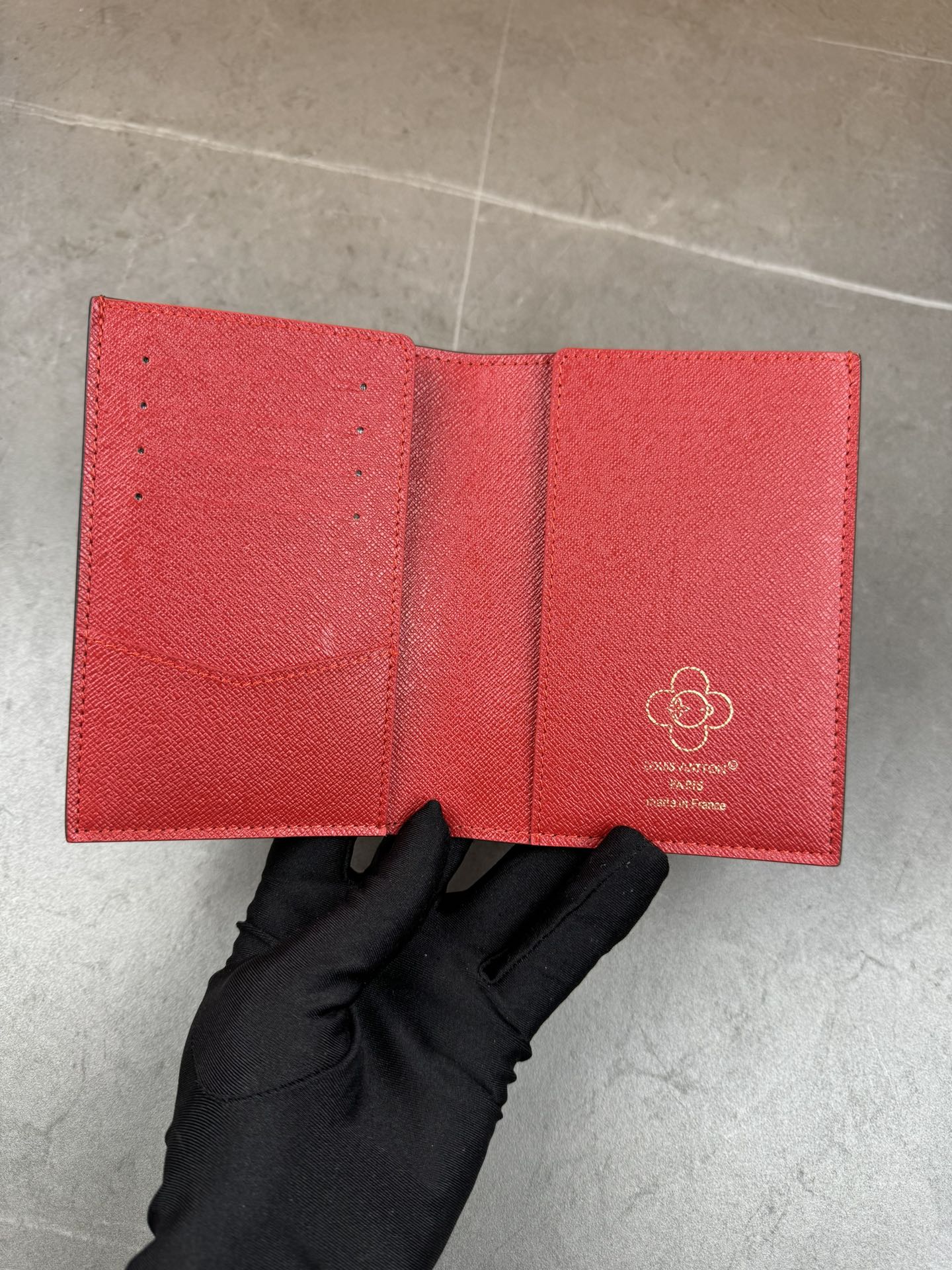 款号12218本款 LV Charms卡夹出自SnowShow系列,为标志性 Monogram帆布融入光滑皮革饰边和节庆图案 5