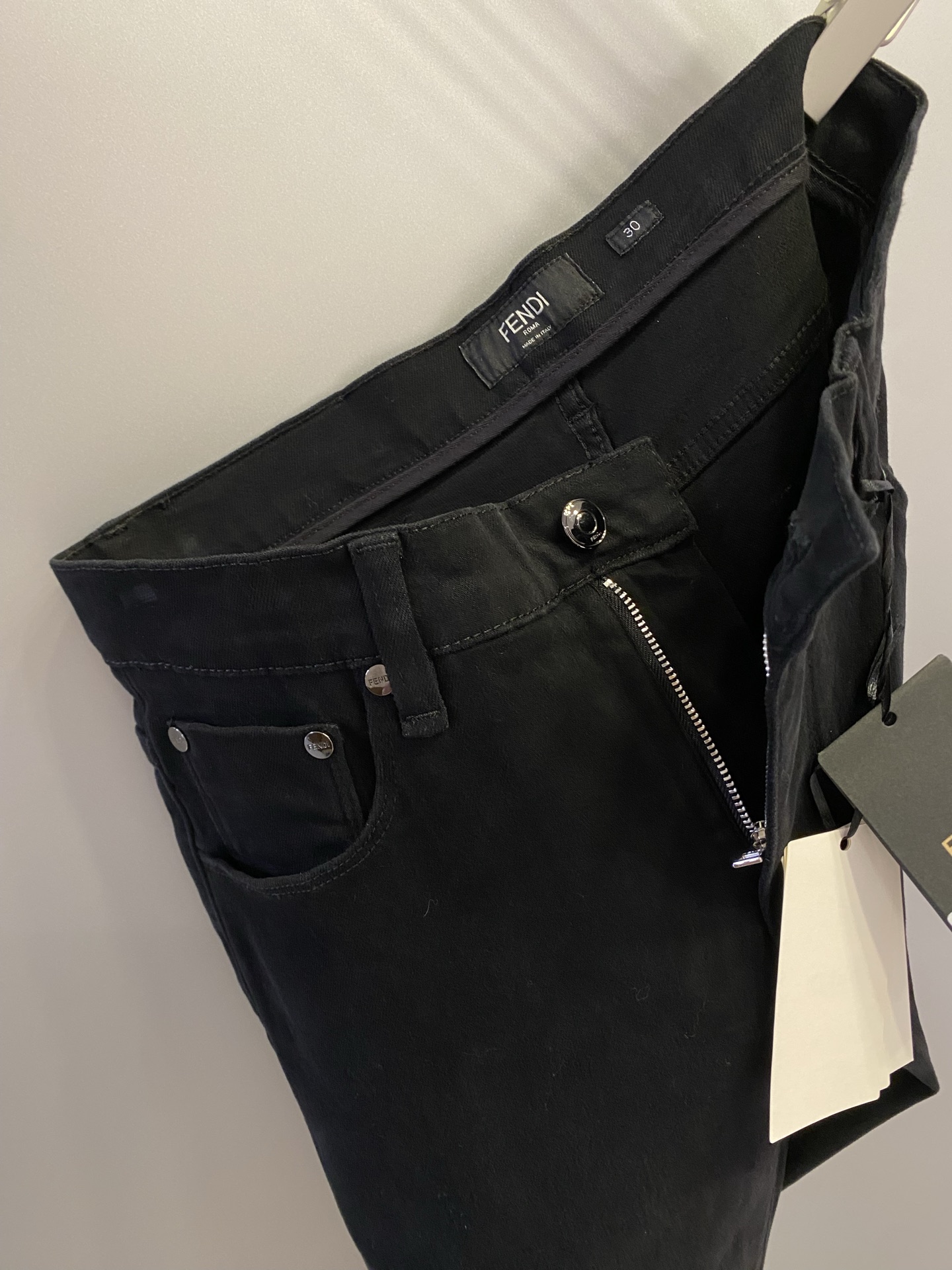 Fend*男裤 小直筒版型 棉质牛仔裤 带弹力 绣花码数：31、32、33、34、36、38【26387