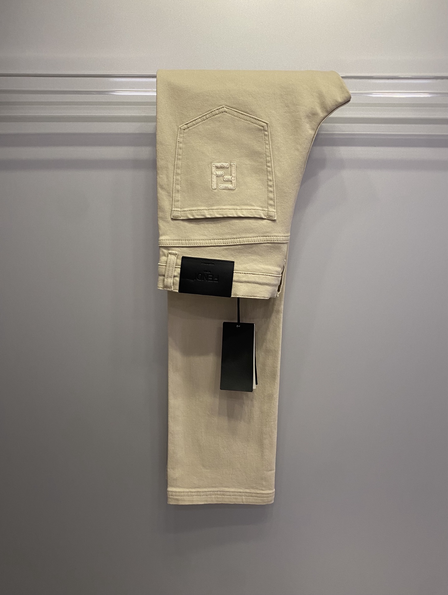 Fend*男裤 小直筒版型 棉质牛仔裤 带弹力 绣花杏色：30、31、32、33、34、36、38【26