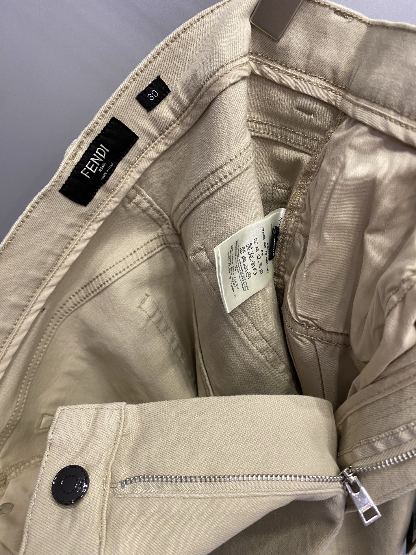 Fend*男裤 小直筒版型 棉质牛仔裤 带弹力 绣花杏色：30、31、32、33、34、36、38【26